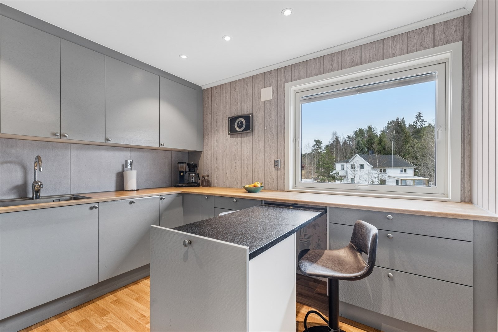 Det er rikelig med skap og benkeplass! Her kan du lage mange gode måltider til familie og venner. Galleribilde