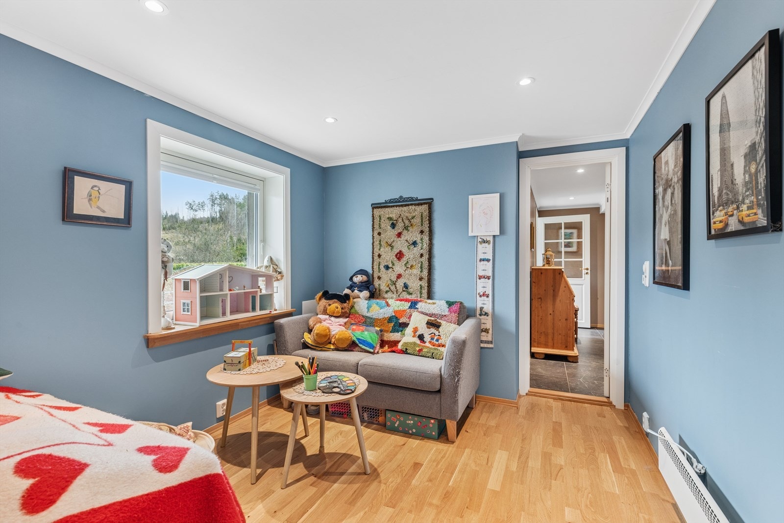 Dette soverommet er benyttet i dag som barnerom. Det er av god størrelse med plass til både seng og tilhørende møblement. Galleribilde