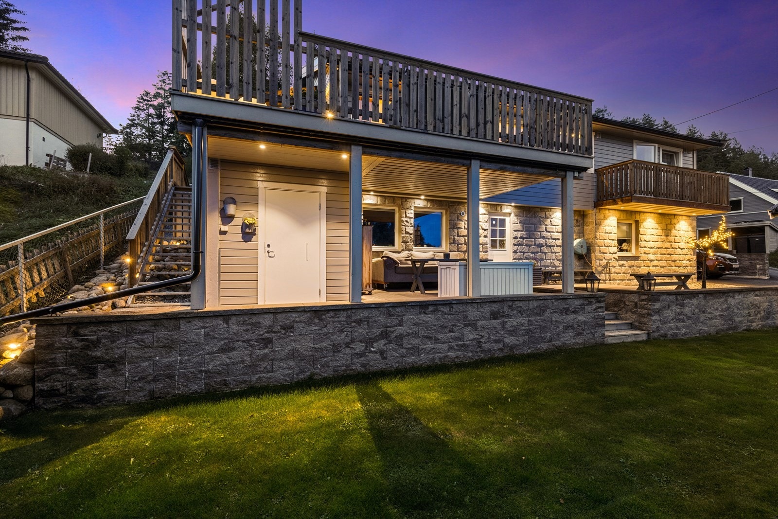 Eiendommen har god tilknytning til nærområdet, med kort vei til barneskole, ungdomsskole og Langhussenteret. Sørmarka ligger i nærheten og byr på gode rekreasjonsmuligheter gjennom alle årstider. I gangavstand er det også togstasjon og bussholdeplass. Galleribilde