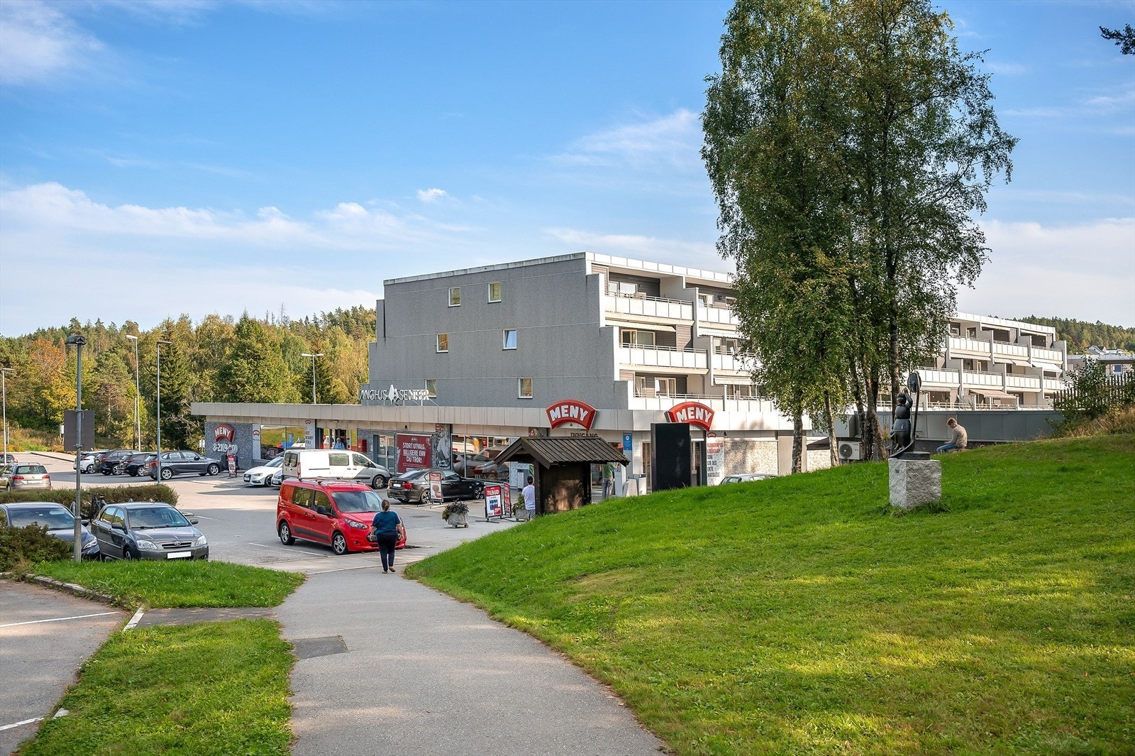 Langhus nærsenter ligger i umiddelbar gangavstand og har et lite utvalg med butikker. Galleribilde