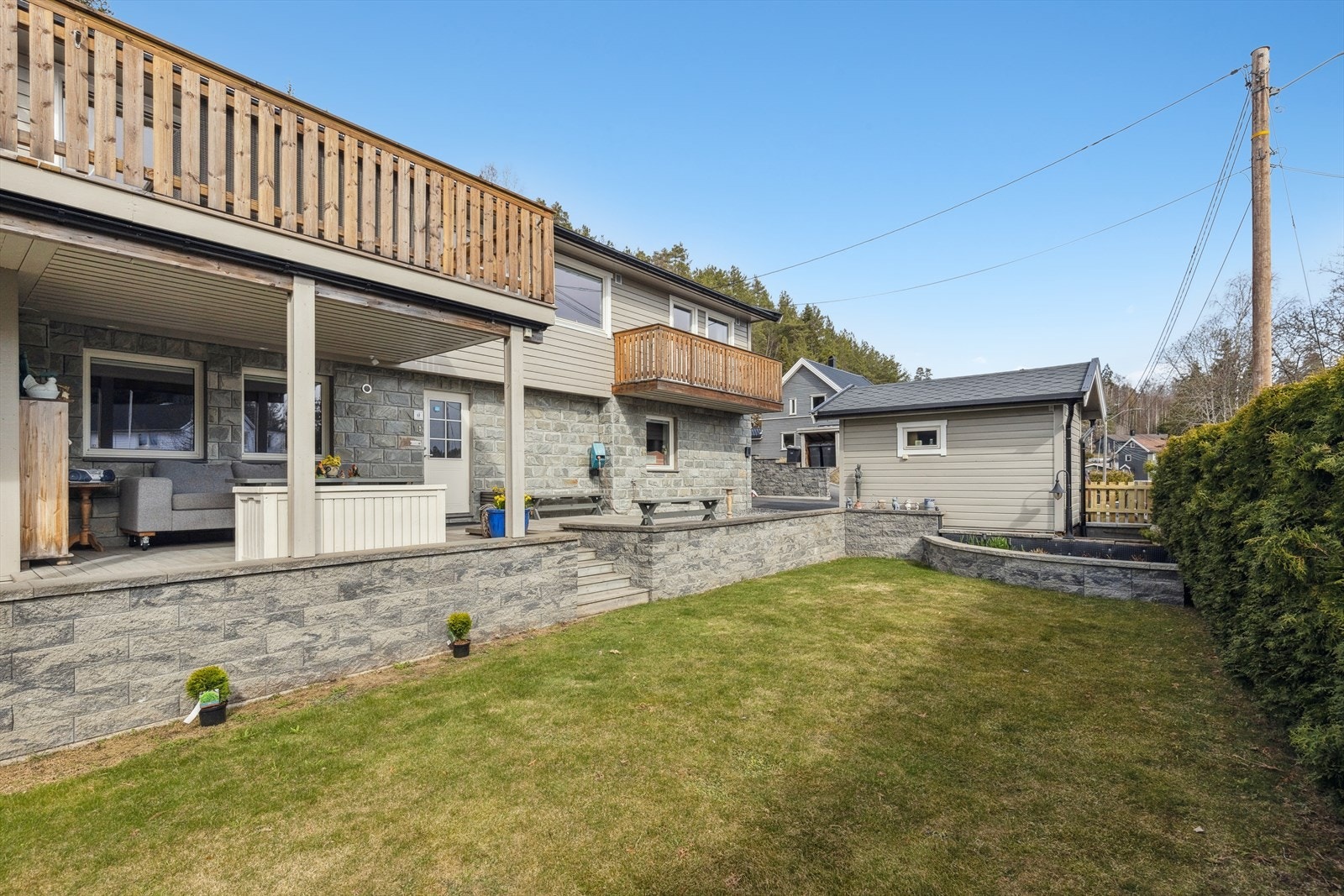 Det er også en flott hage med gressplen, hekk, blomsterbed og prydbeplanting. Galleribilde