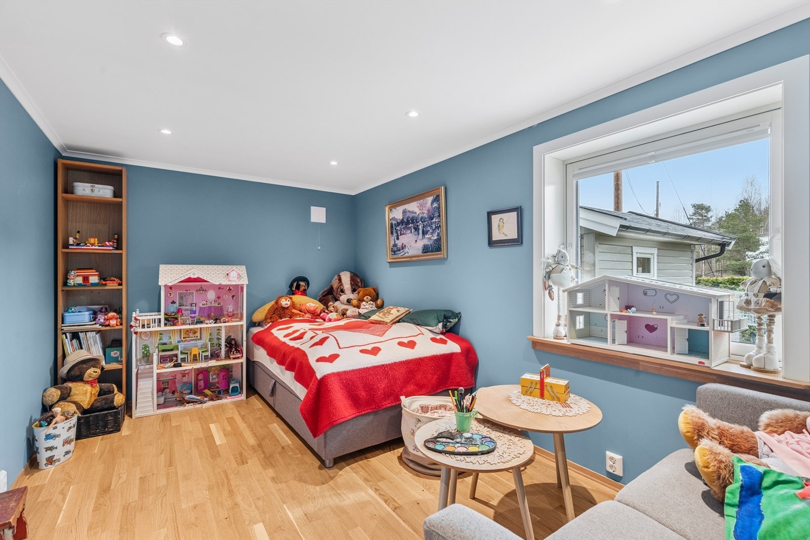 Boligen har tre fine soverom, noe som gjør at boligen passer ypperlig som en familiebolig. Det første er i underetasjen og de to øvrige i 1. etasje. Galleribilde