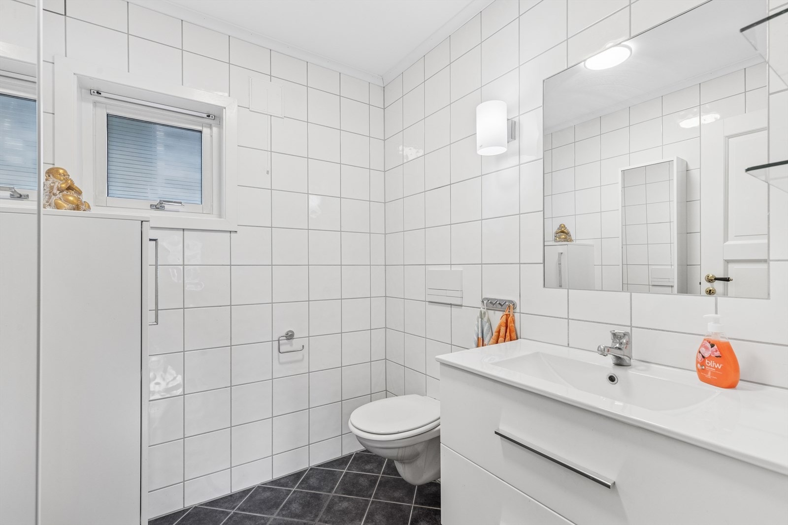 Boligen har et praktisk separat toalettrom! Dette er utrolig praktisk å ha når du har gjester på besøk. Det er innredet med vegghengt toalett, servantinnredning, høyskap og innmurt speil på vegg over servant. Galleribilde