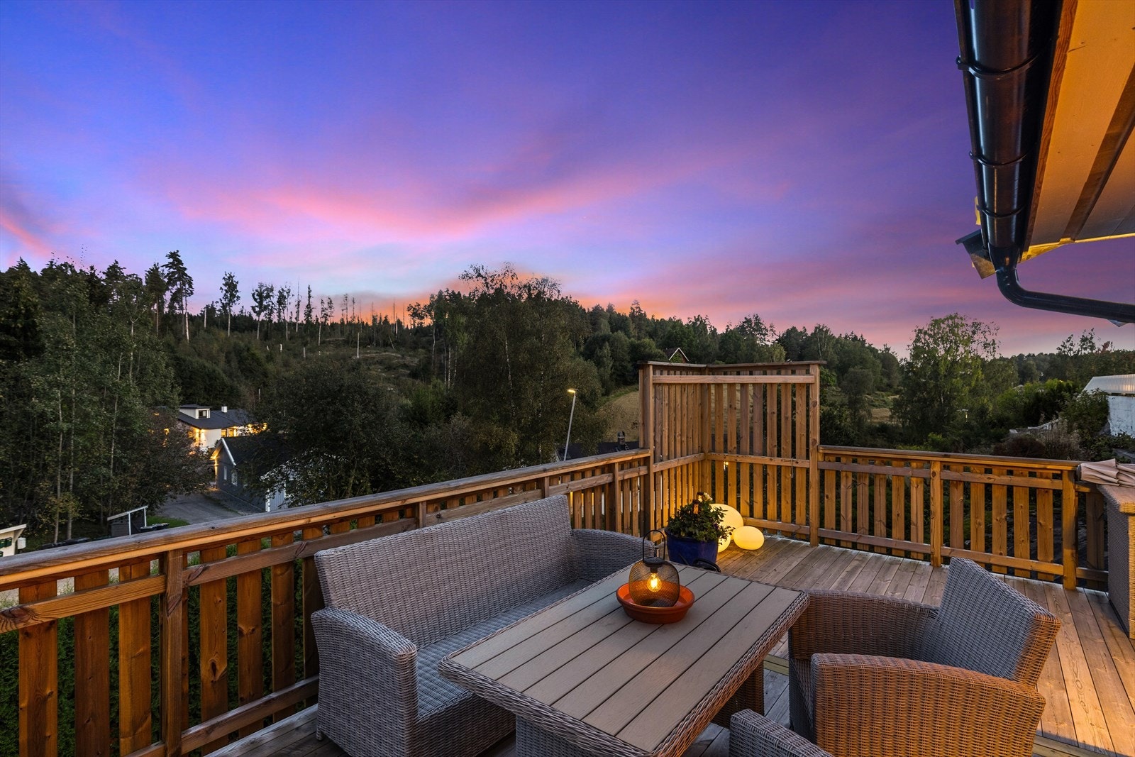 Området har også nærhet til skiløyper, skistuer og akebakker om vinteren, samt terrengsykkelstier, fiskevann og kanomuligheter om sommeren. Det er ca. en halvtimes gange til Tussetjernet som har badebrygge og stupetårn. Galleribilde