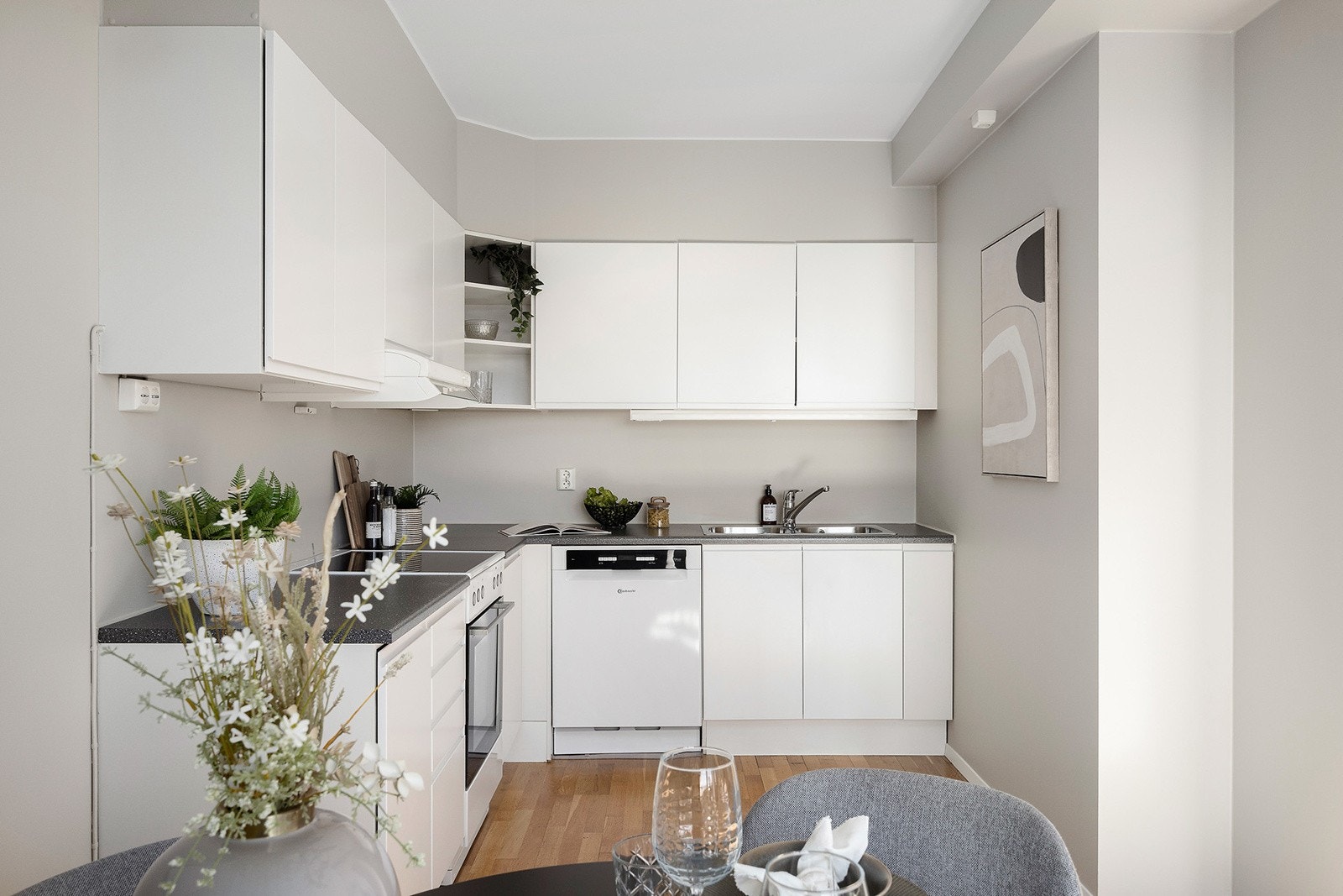 Kjøkkeninnredning med integrert komfyr og koketopp Galleribilde