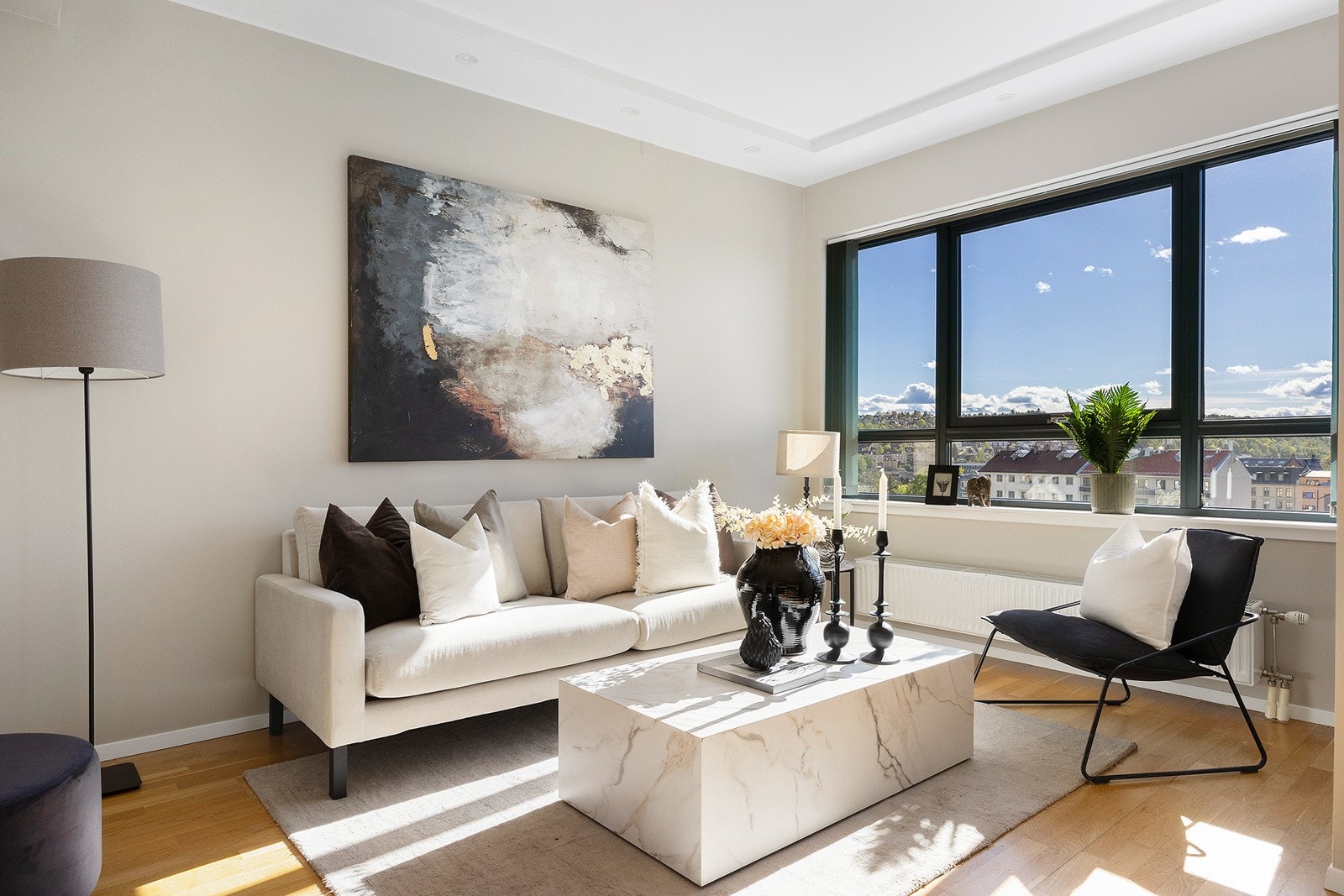 Stue har parkett på gulv og nymalte slette vegger Galleribilde