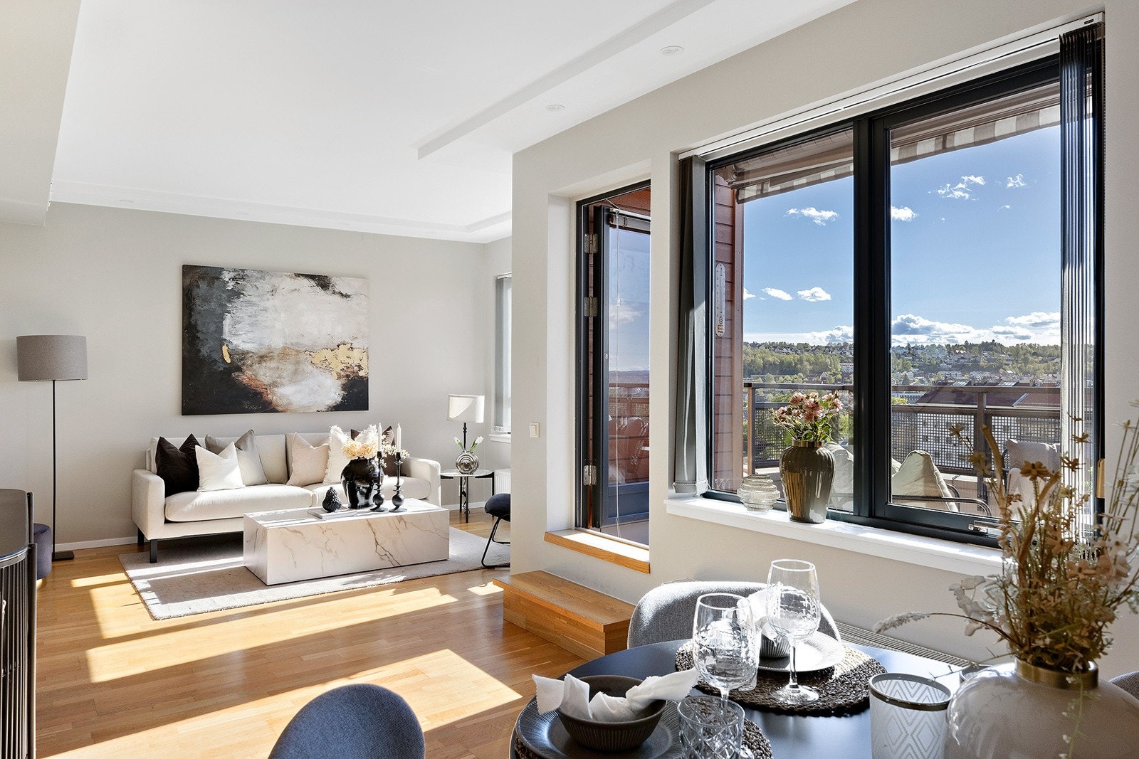 Fin plass til både sofa og spisestuebord Galleribilde