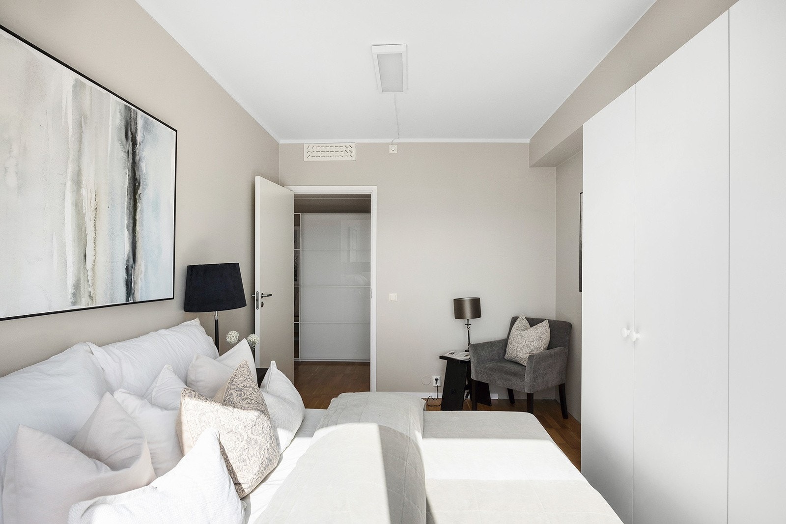 Soverommet er utstyrt med garderobeskap Galleribilde