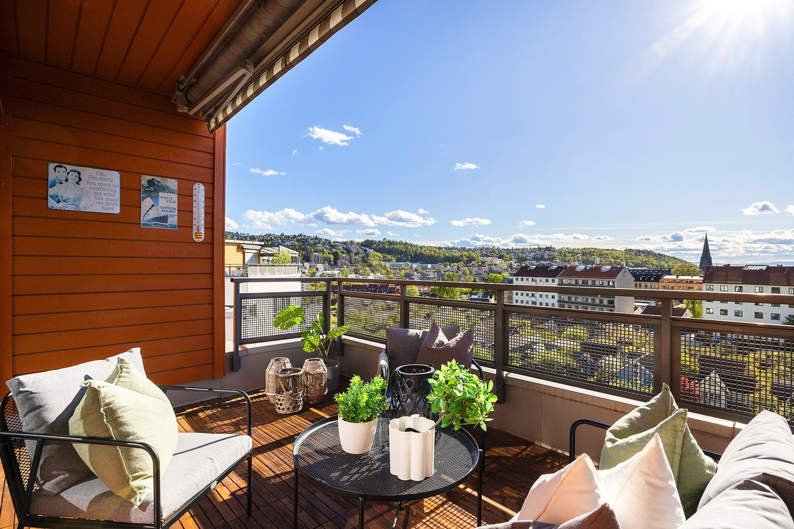 Balkongen har markise, belysning og strømuttak Galleribilde