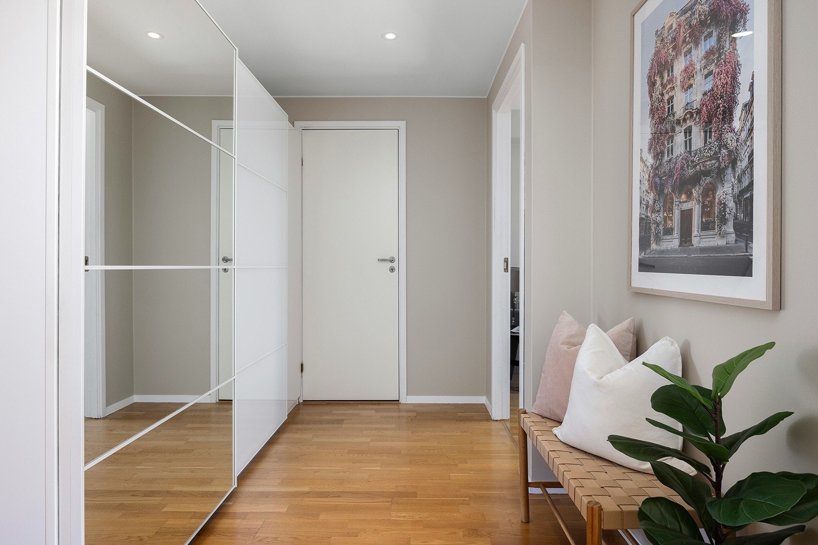 Entré med skyvedørsgarderobe og fine oppbevaringsmuligheter. Fra entre er det adkosmt til innvendig bod Galleribilde