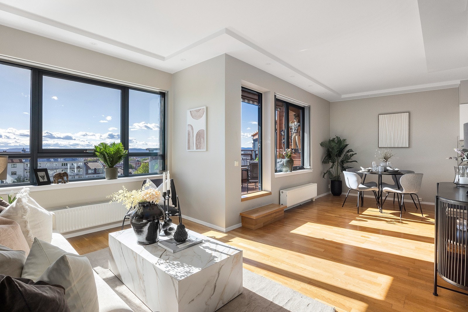 Stue med store vindusflater som slipper inn rikelig med naturlig lys Galleribilde