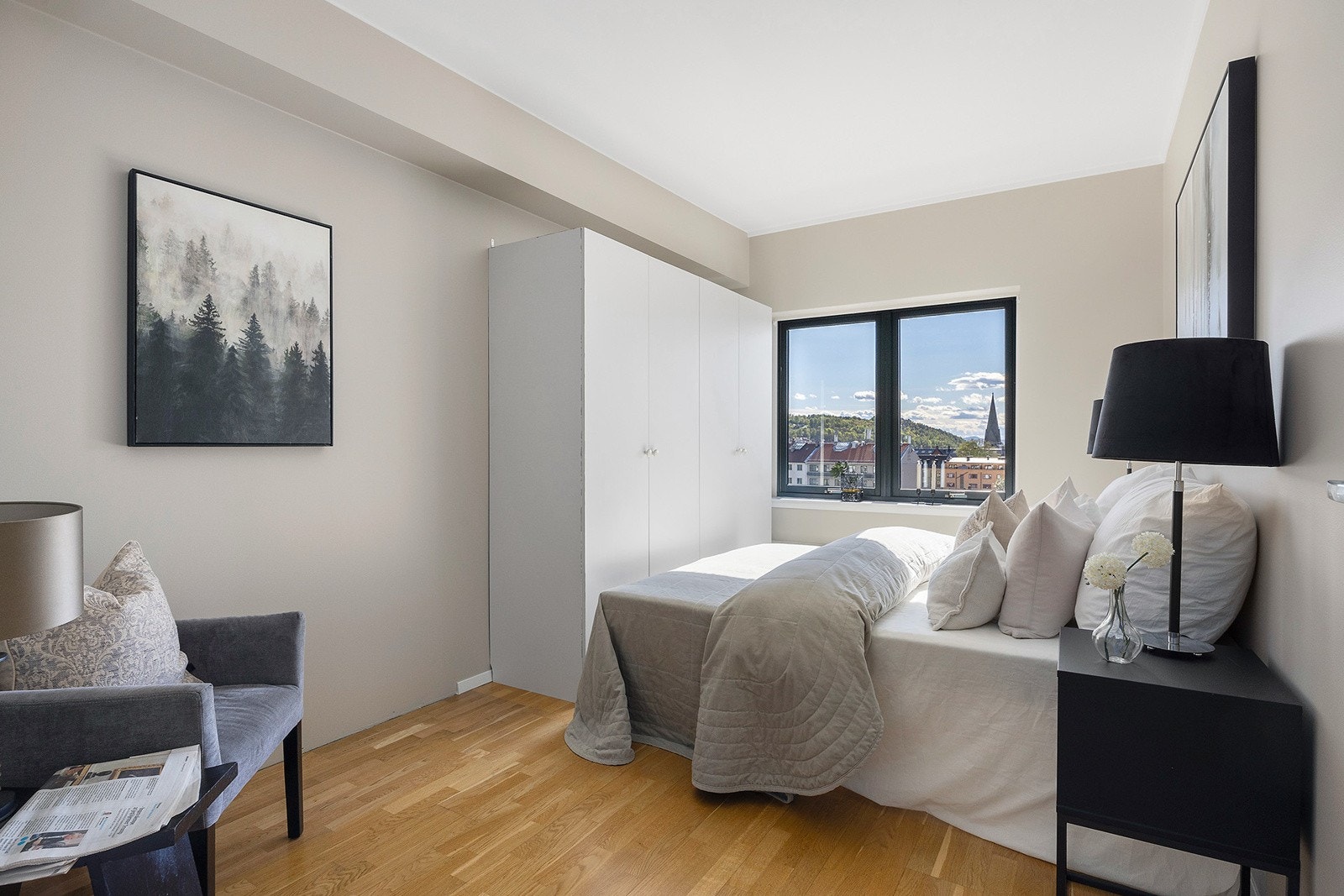 Et godt soverom med god plass til dobbeltseng Galleribilde