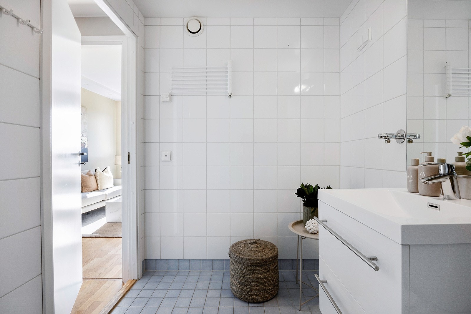 Badet har varme i gulv og opplegg til vaskemaskin Galleribilde