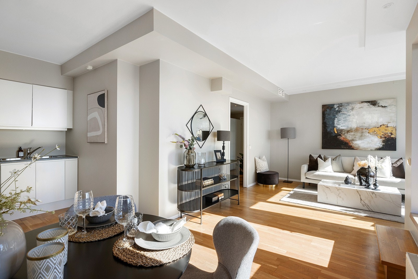 Stue med delvis åpent kjøkken Galleribilde