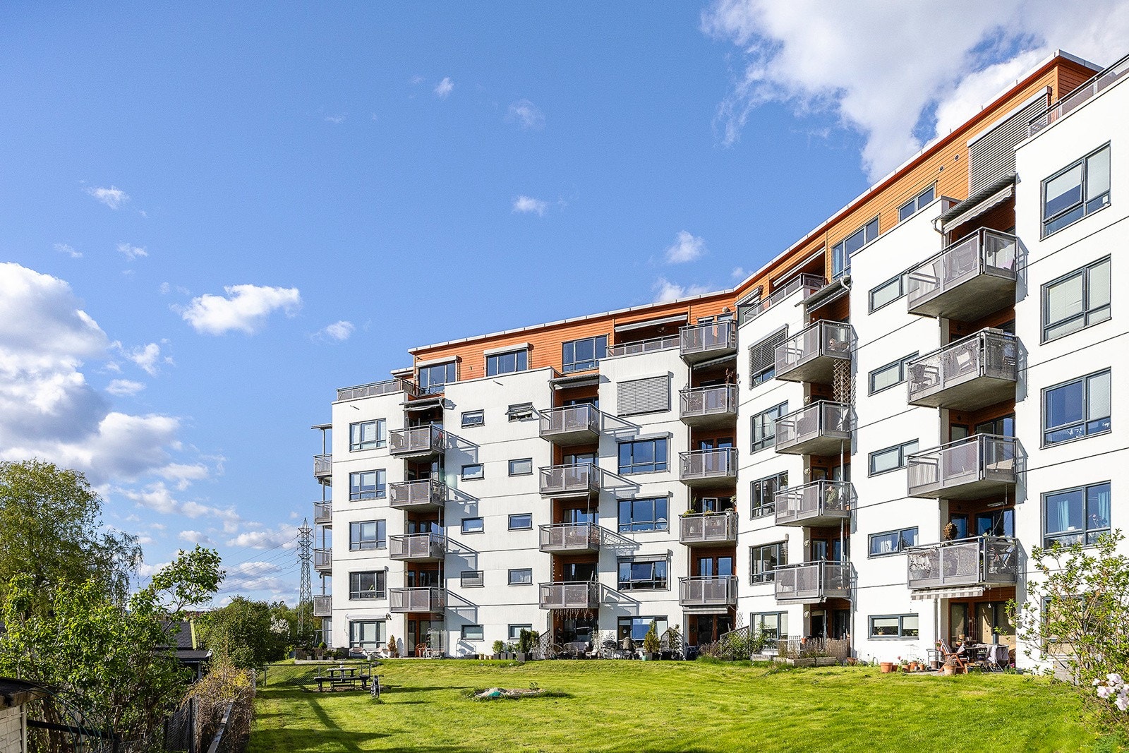 Fasade. Store grøntområder rundt blokken Galleribilde