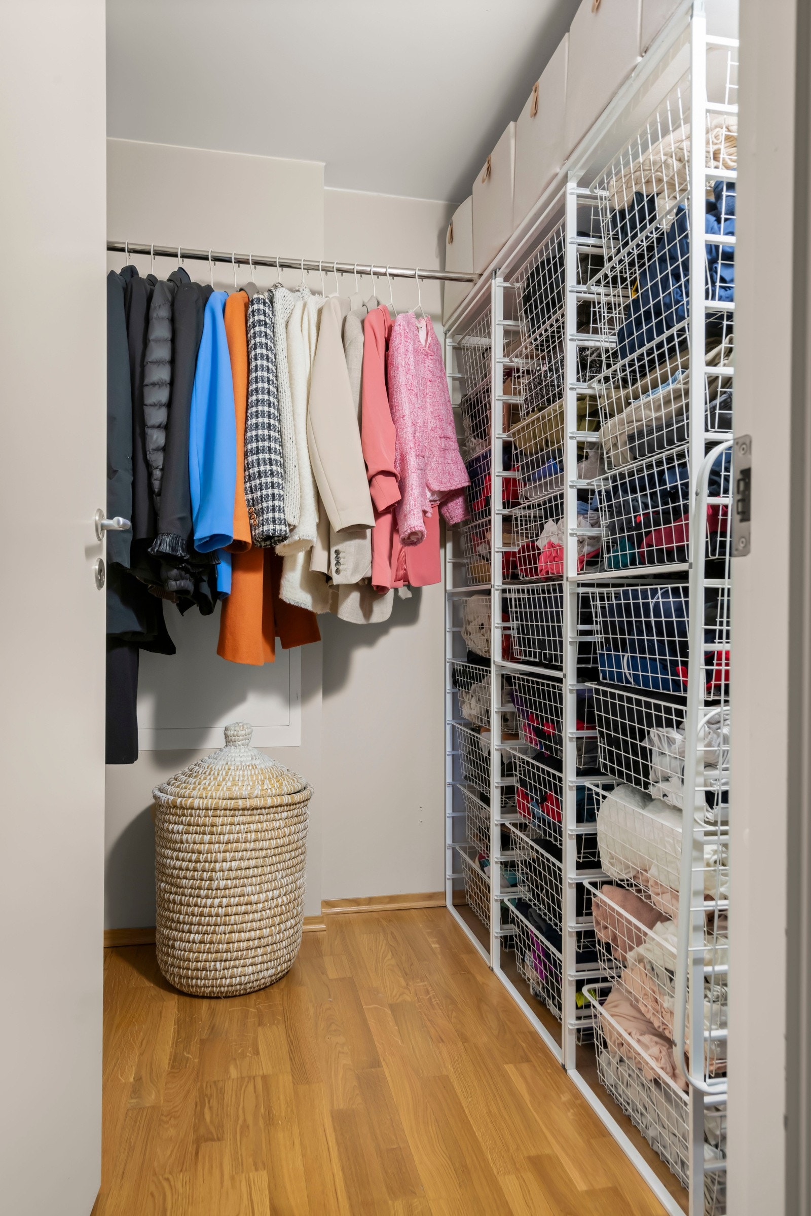 Med adkomst fra kjøkkenet finner man en praktisk innvending bod / garderobe. Galleribilde