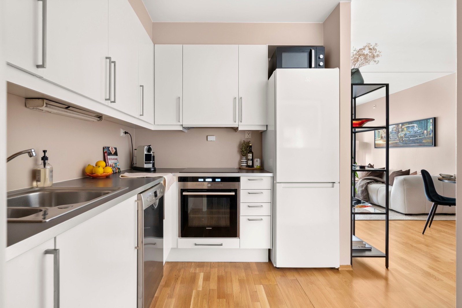 Integrert komfyr og koketopp, samt opplegg for vaskemaskin. Galleribilde