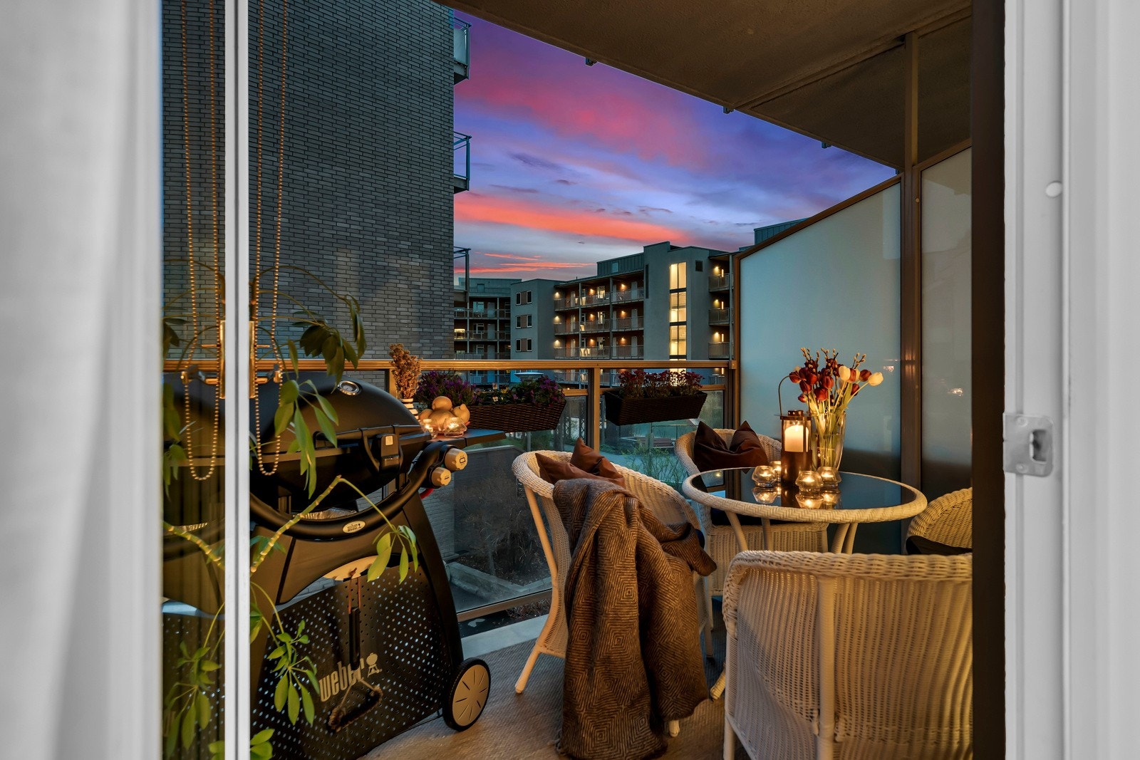 Balkongen er overbygd og et flott sted og tilbringe sommerkvelden. Galleribilde