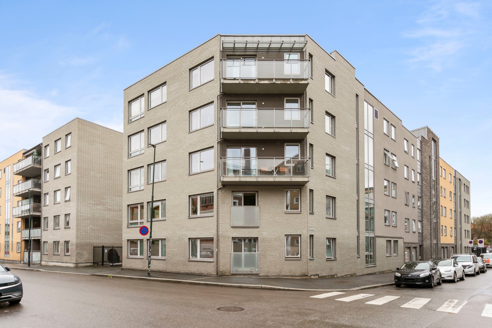 Moderne boligkompleks med heisadkomt og balansert ventilasjon. Galleribilde