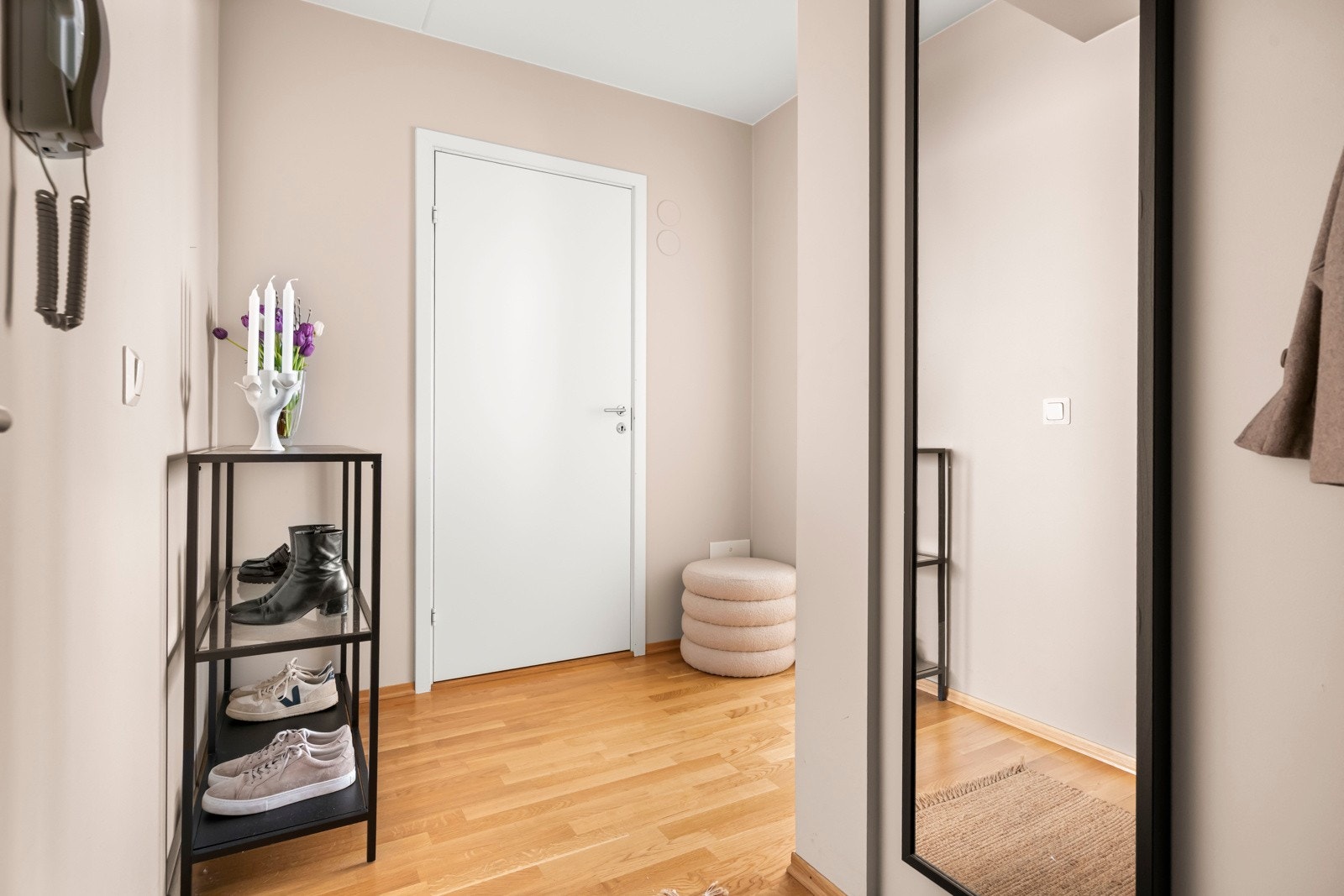 Hyggelig gang med god plass til yttertøy og sko. Galleribilde