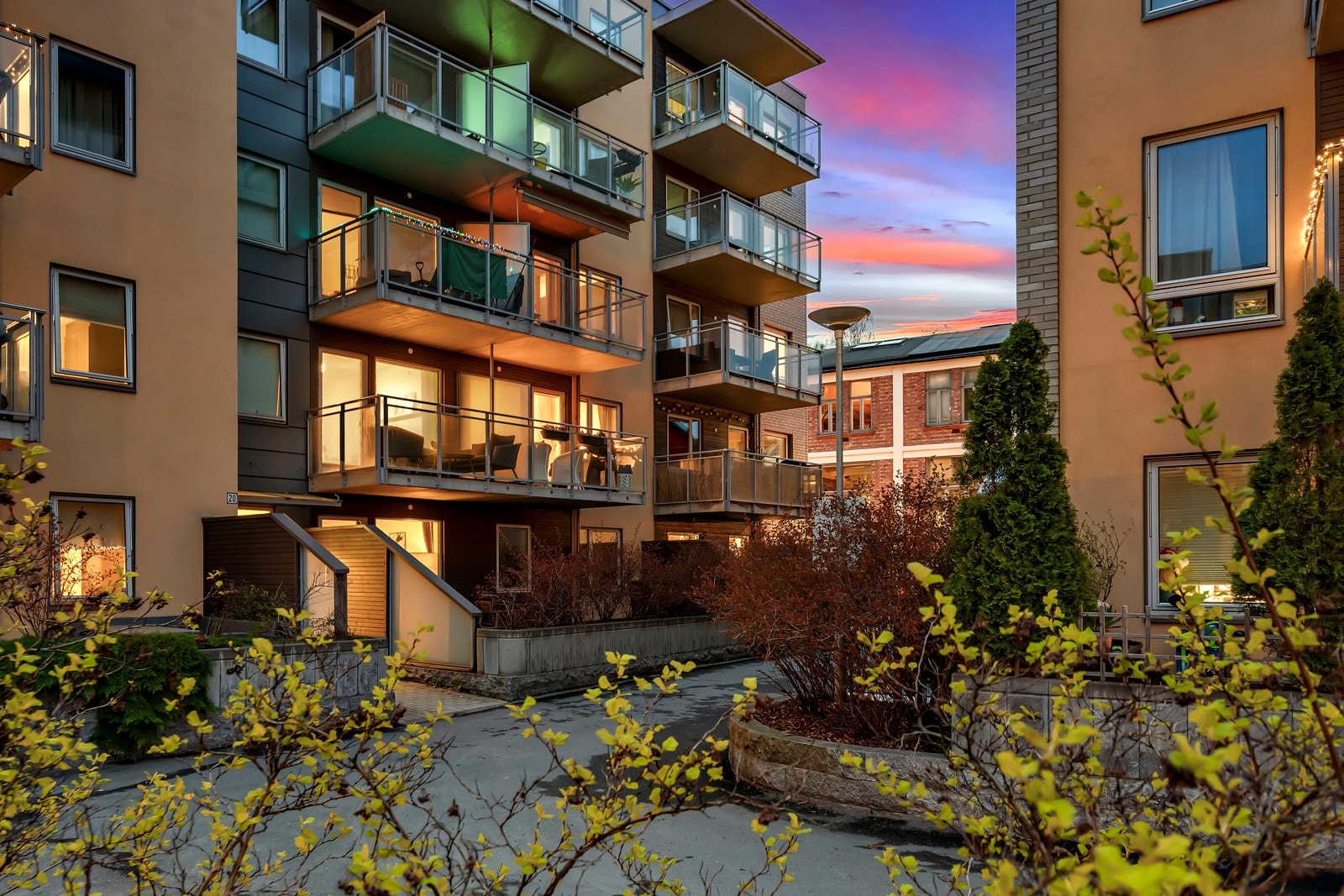 Konfektfabrikken har en stor hyggelig bakgård. Galleribilde