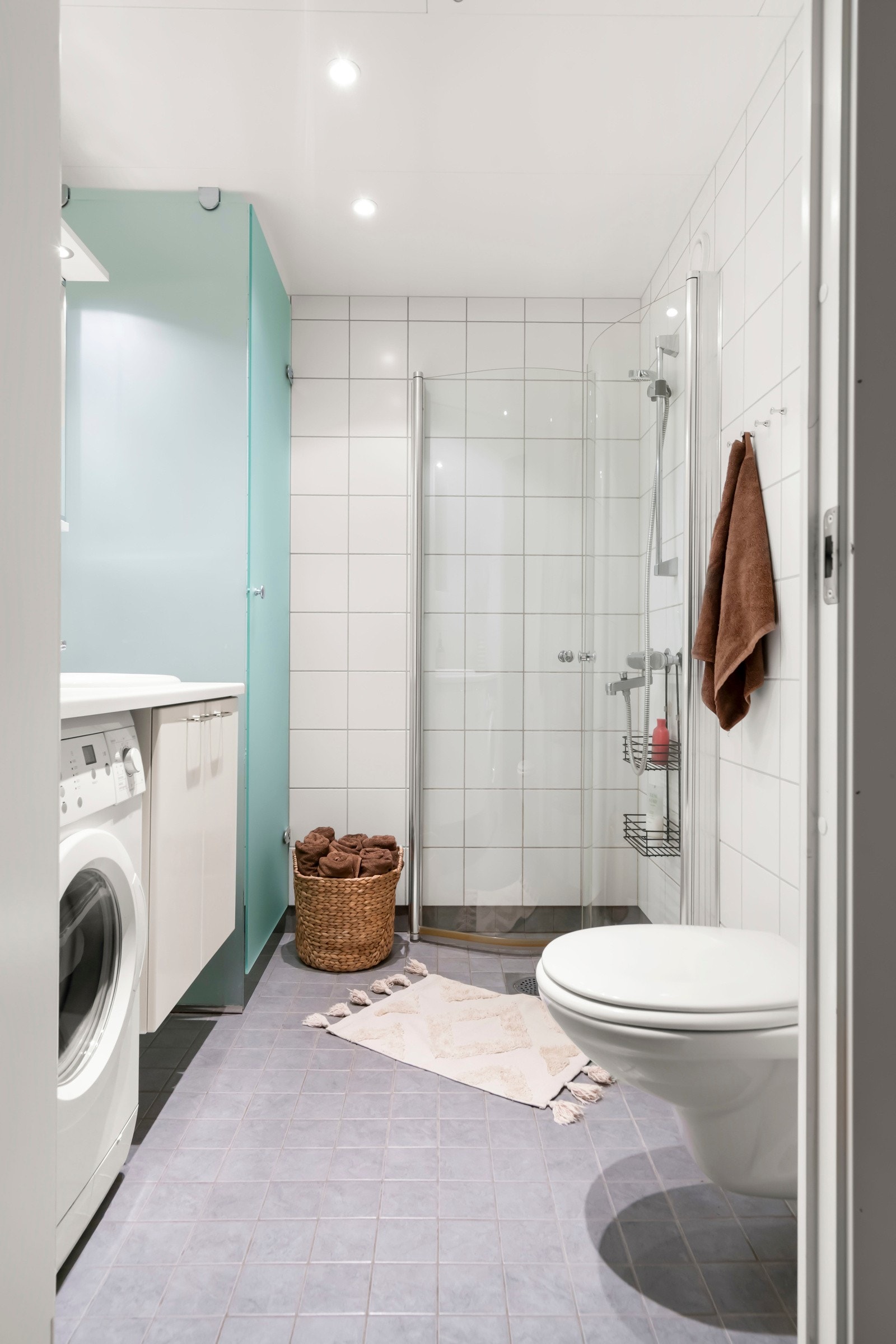 Vegghengt toalett med innebygd cisterne. Galleribilde