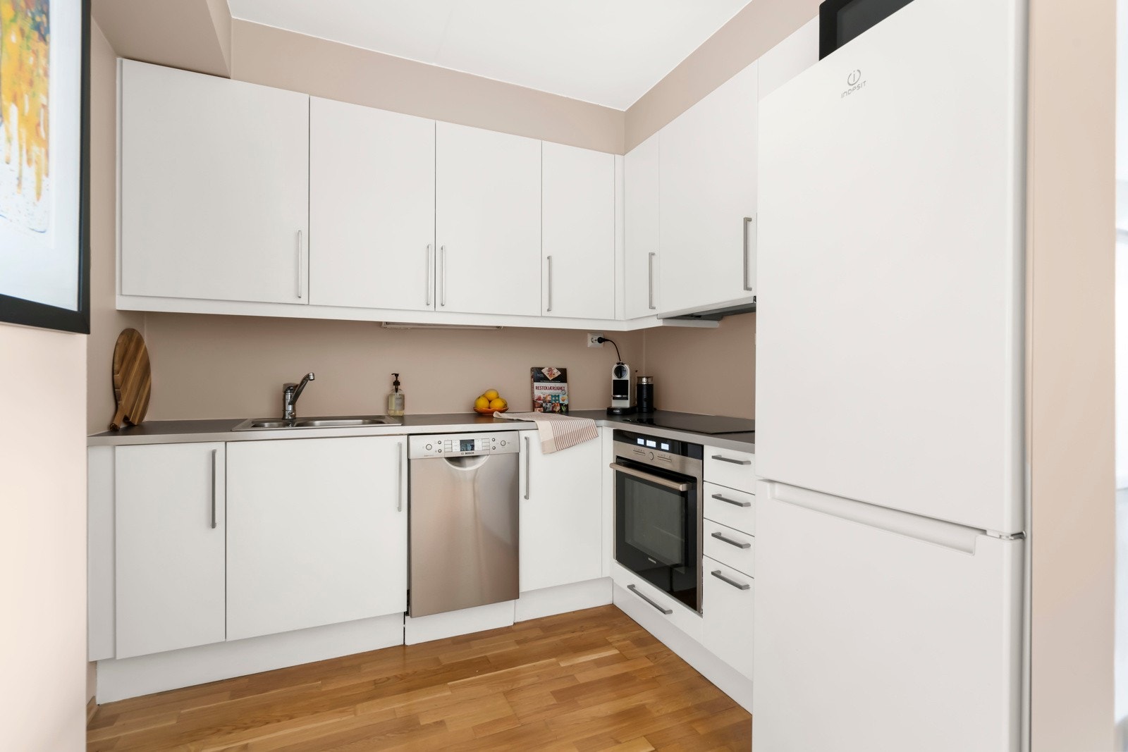 Praktisk kjøkken fra den anerkjente norske kjøkkenleverandøren Sigdal. Galleribilde