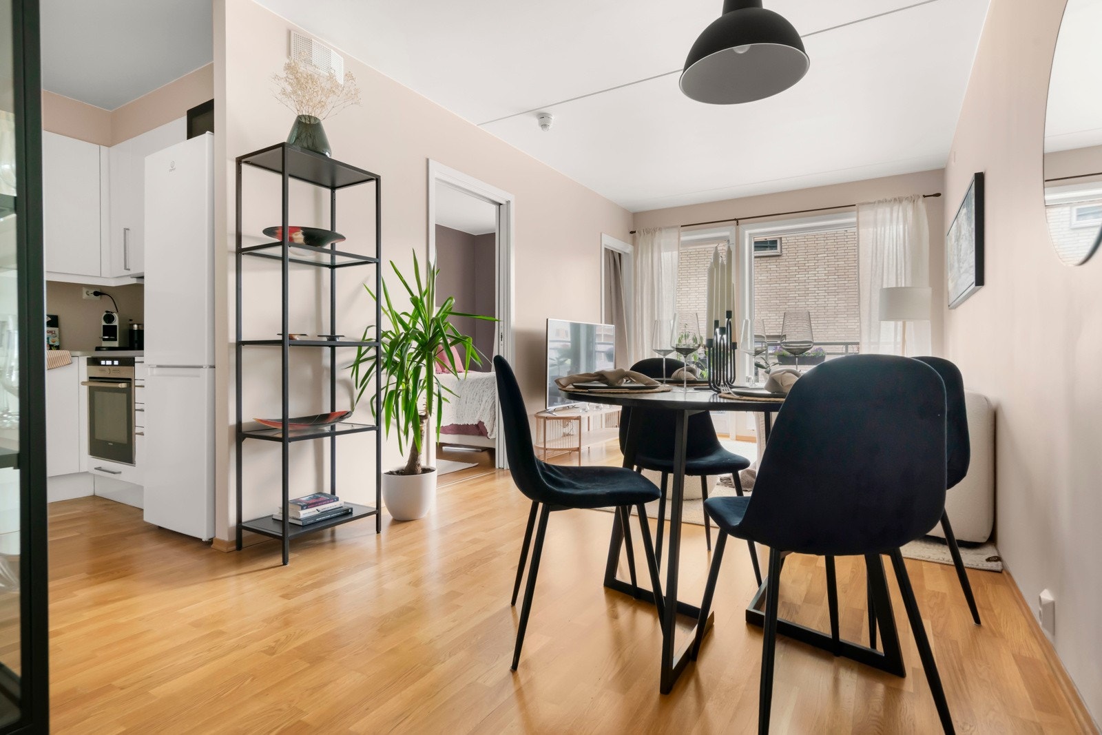 Flott L-formet stue og kjøkkenløsning gir et stort fint allrom som fungerer like godt til hverdags som til fest. Galleribilde