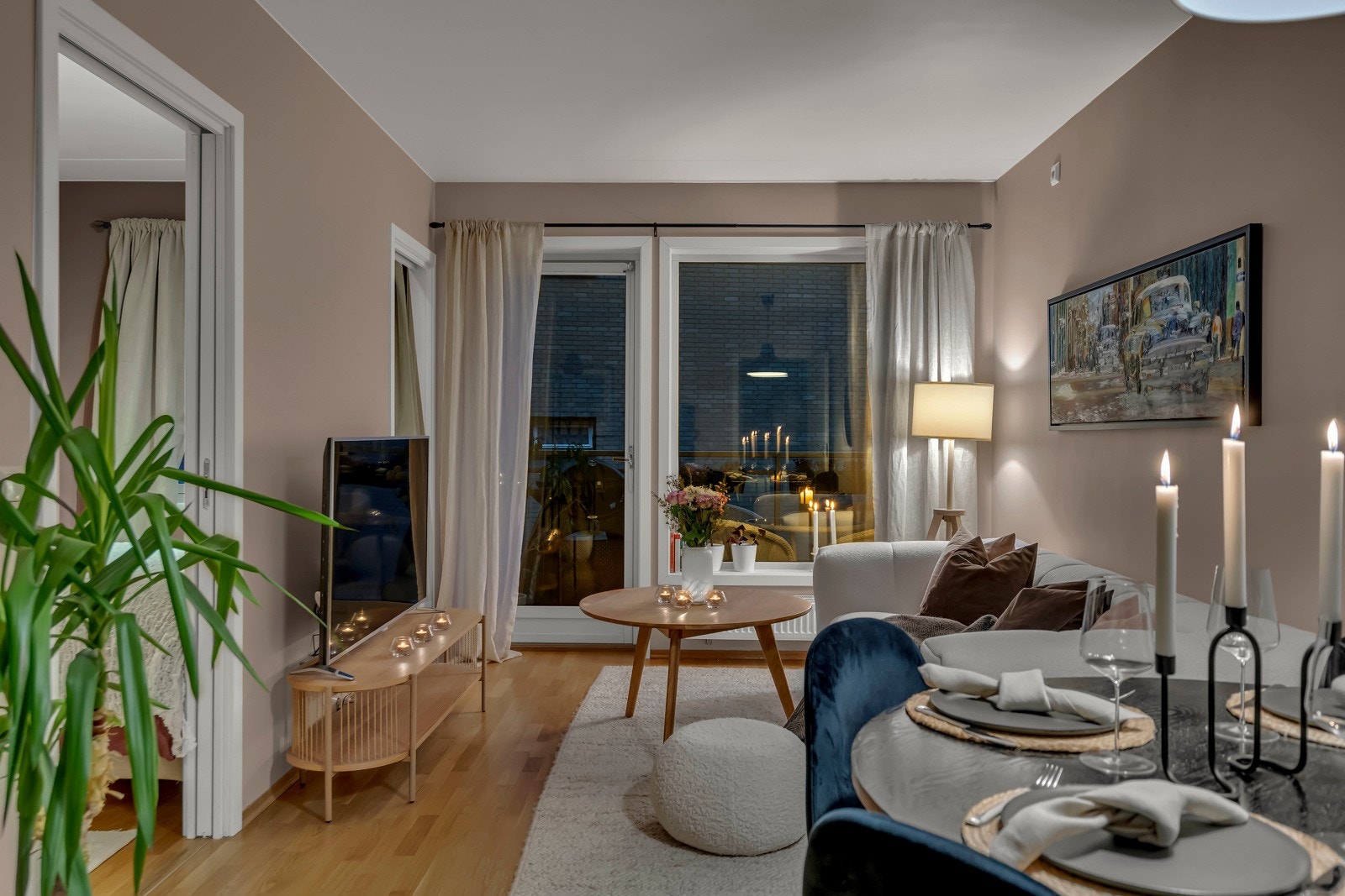 En avlang stue gir gode innredningsmuligheter for sofagruppe, spisebord og oppbevaringsmøbler. Galleribilde