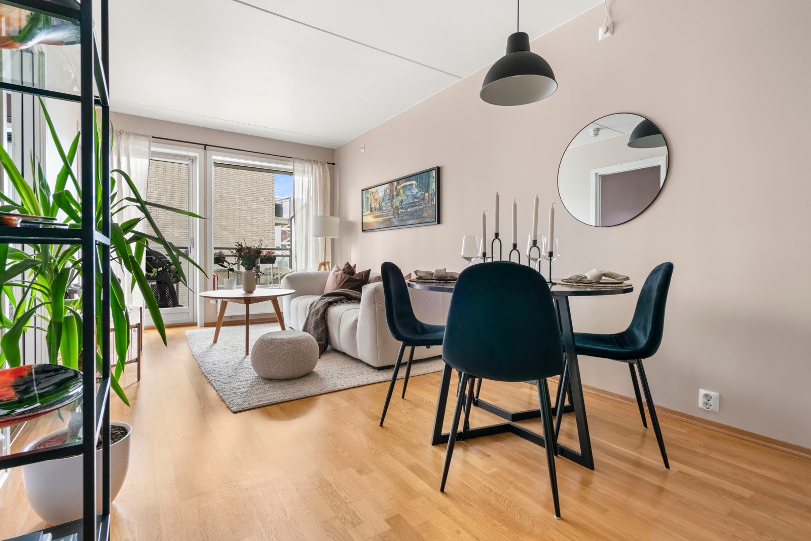 Hele leiligheten er malt i tidsriktige og moderne farger. Galleribilde