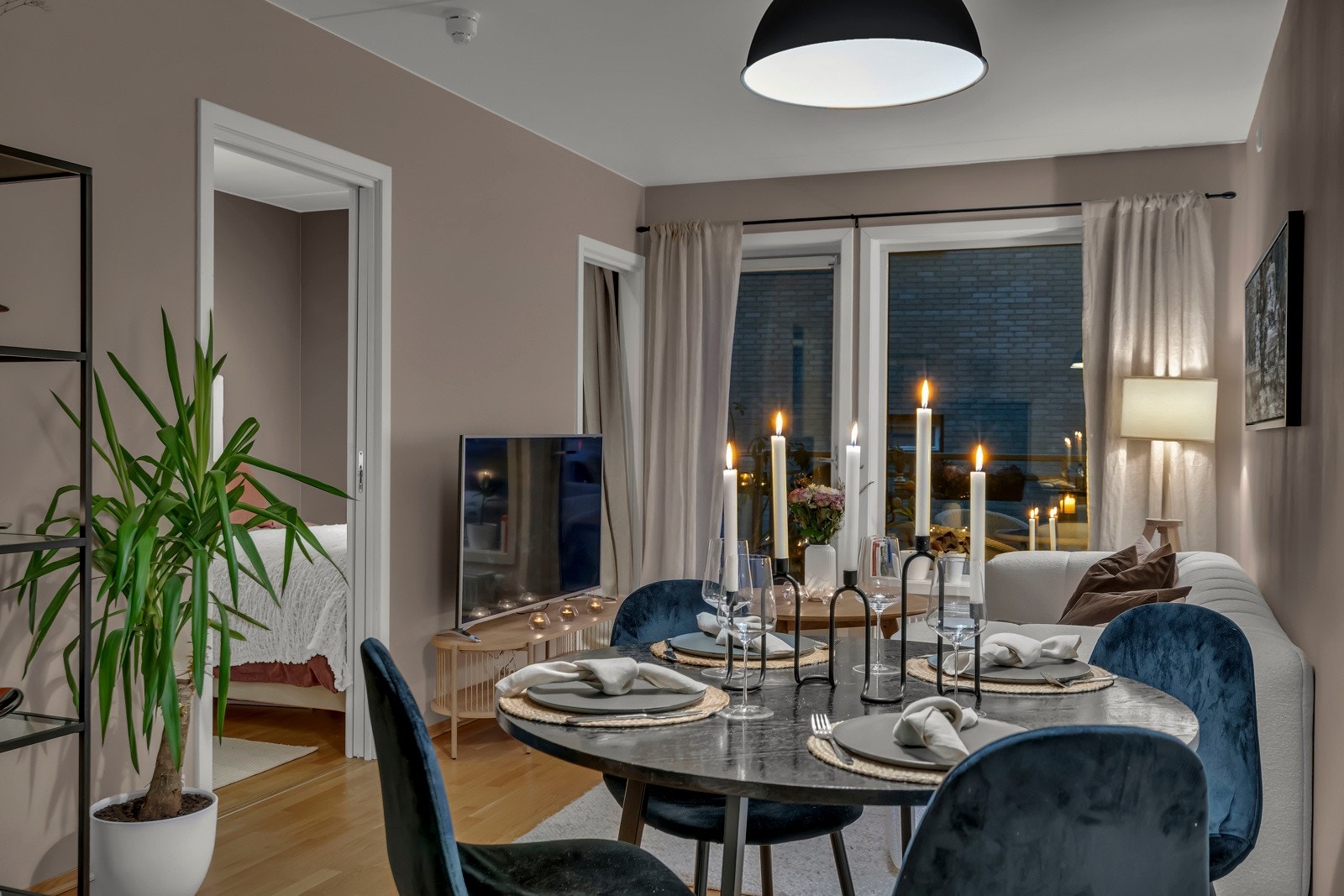 En hyggelig stue med direkte tilknytning til kjøkkenet skaper et flott allrom. Galleribilde