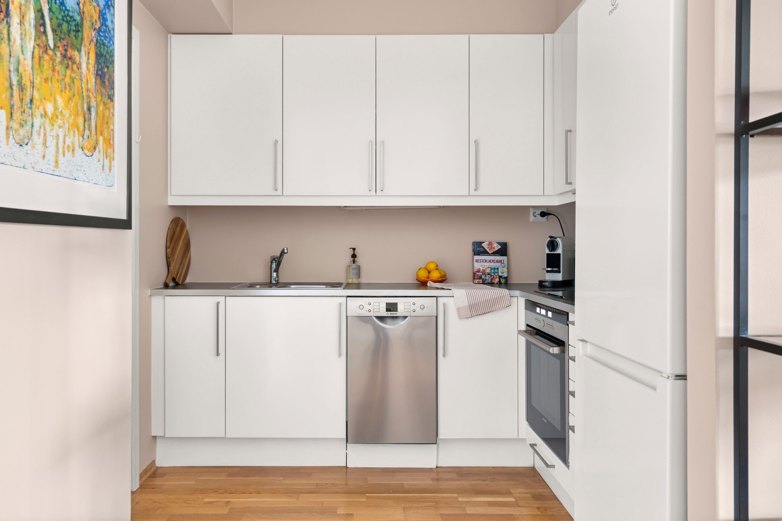 Her har man rikelig med oppbevaringsplass i skuffer og skap. Galleribilde