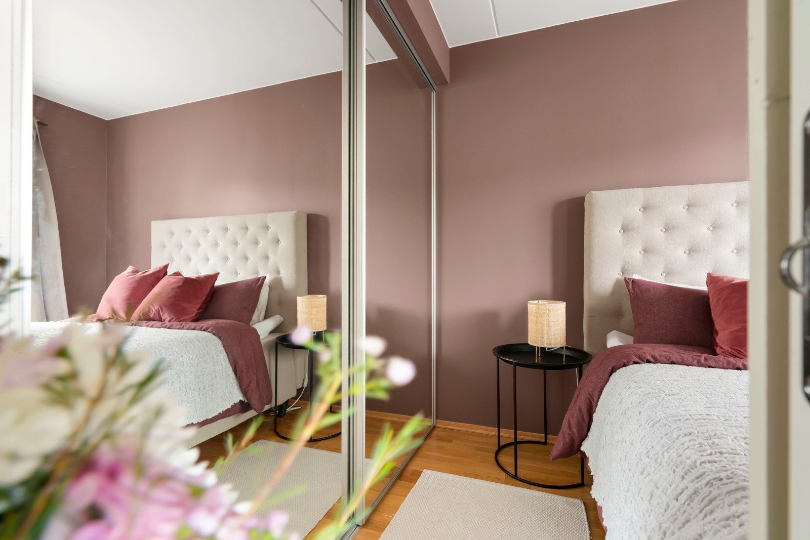 Svært hyggelig soverom med flott fargevalg på vegger. Rikelig med oppbevaringsplass i stor fastmontert skyvedørsgarderobe med speilfronter. Galleribilde