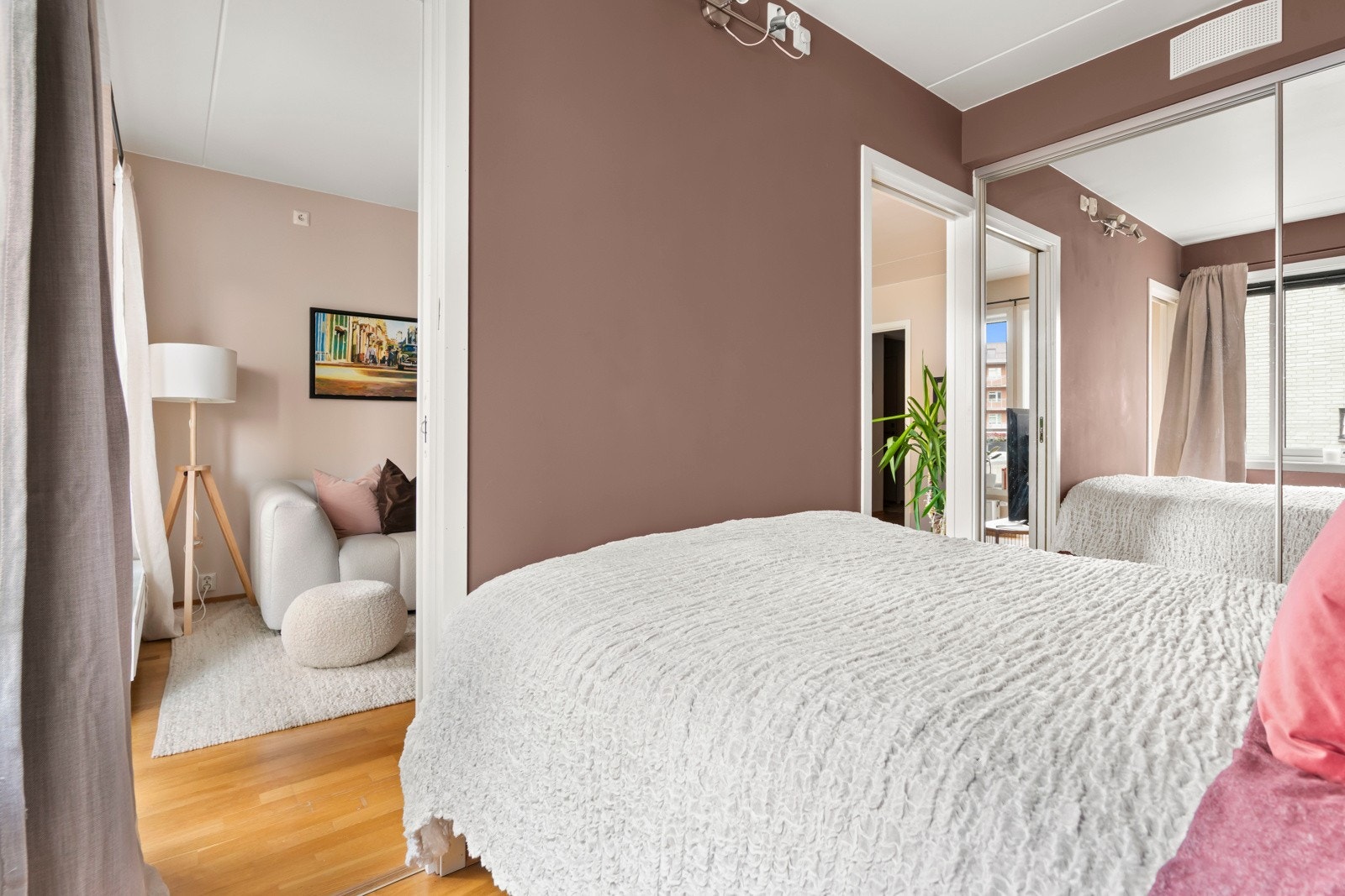 Skyvedørsgarderoben går fra gulv til tak, og vegg til vegg for maksimal utnyttelse av plassen. Galleribilde