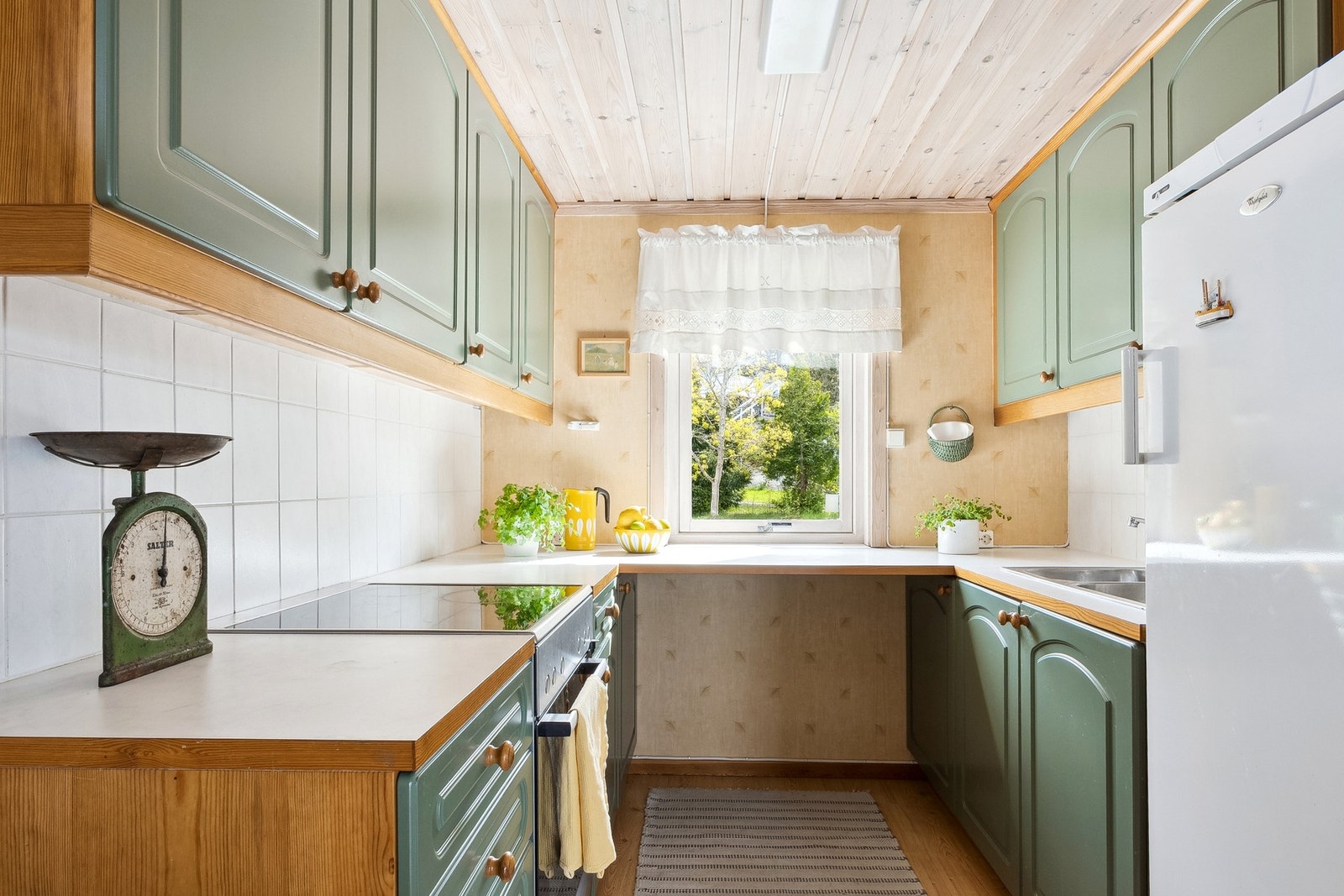 Godt vedlikeholdt kjøkken med profilerte fronter og laminert benkeplate Galleribilde