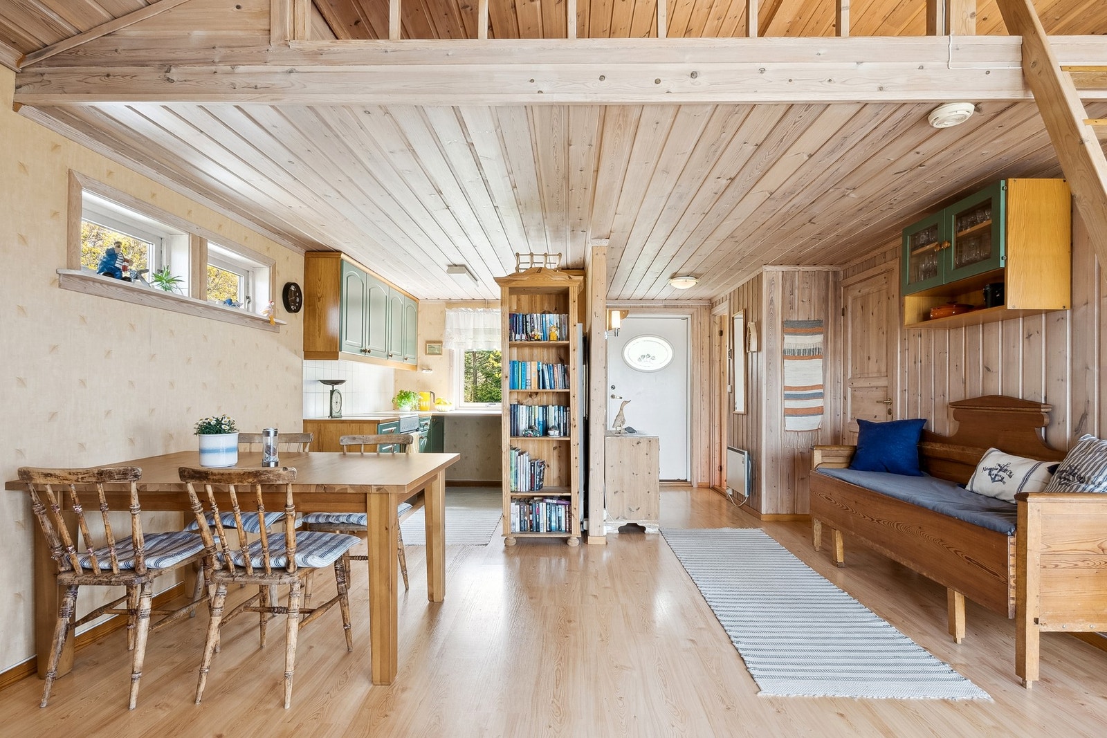 Hytta har en åpen og praktisk stueløsning Galleribilde