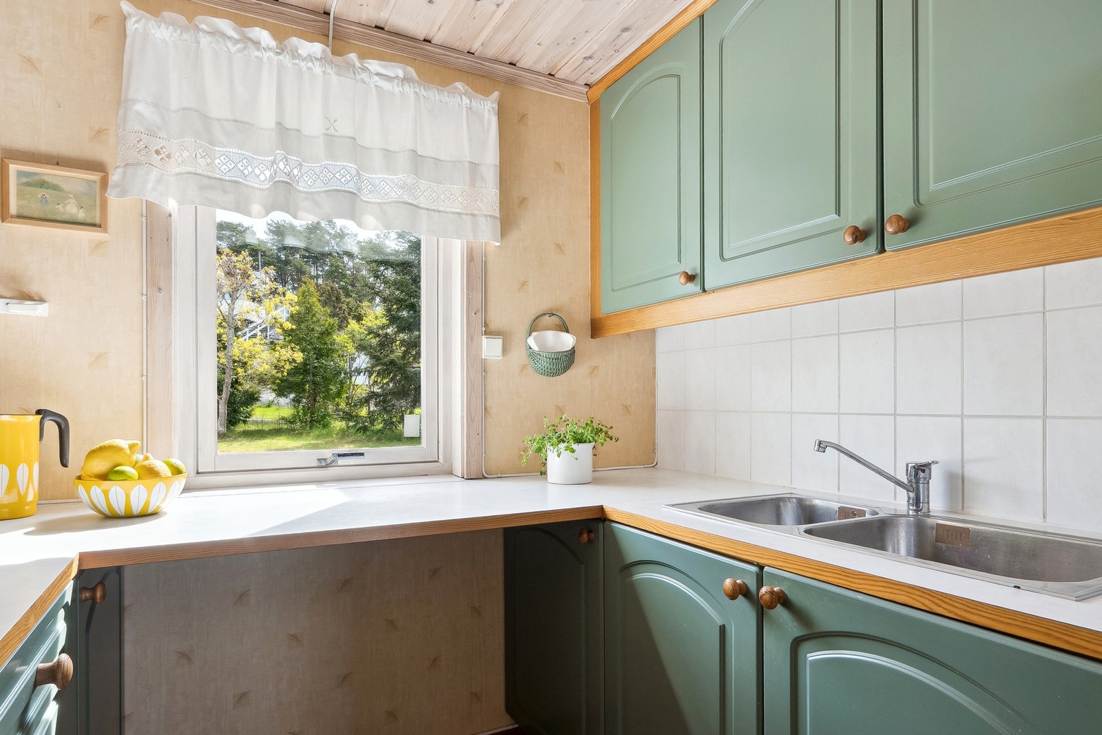 Rikelig med skap- og benkeplass. Hvitevarene er frittstående Galleribilde