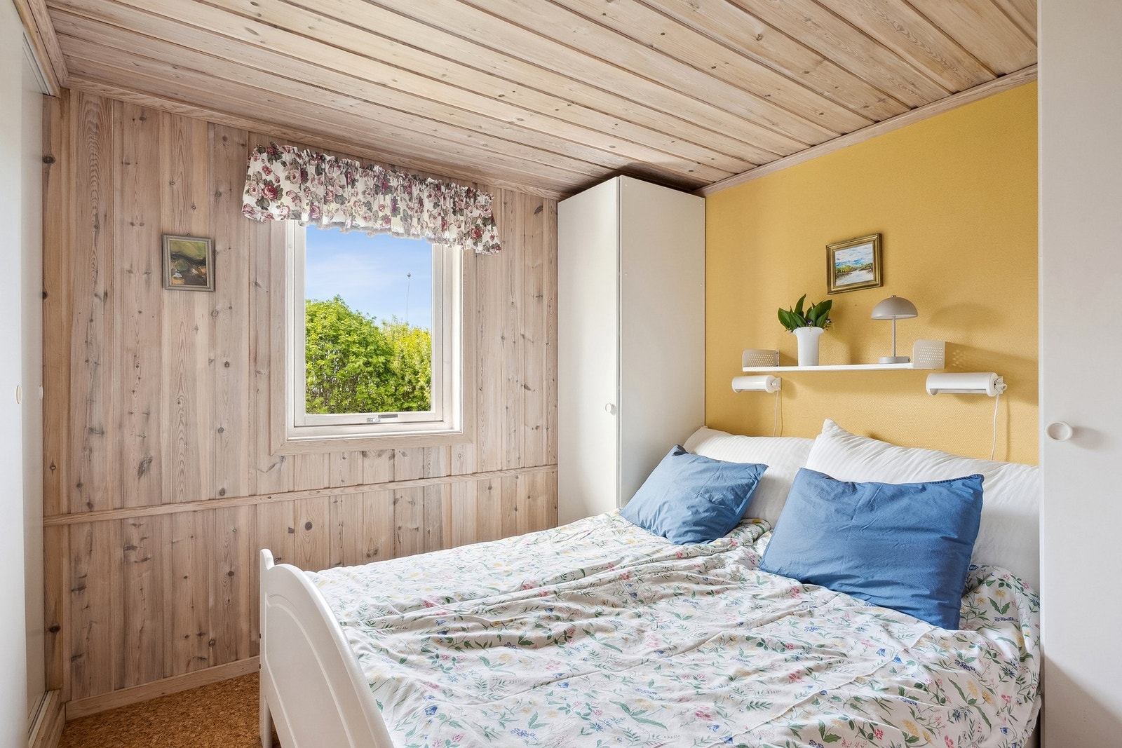 Soverommet i hytta. Rommet er innredet med skyvedørsgarderobe, dobbeltseng og frittstående garderobeskap Galleribilde