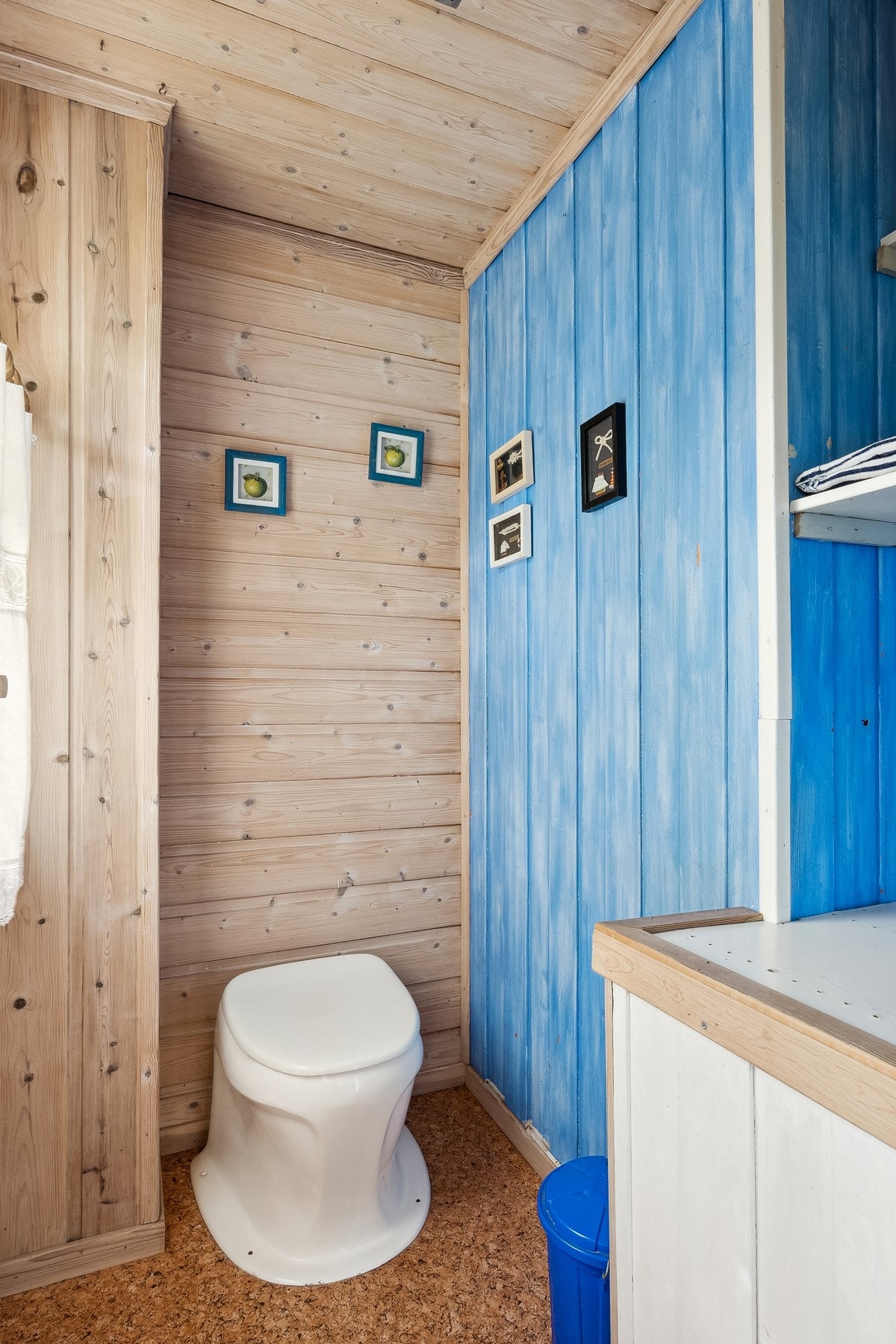 Det er mulig å koble seg til offentlig vann og avløp. Rørene ligger klare nær husveggen. Galleribilde