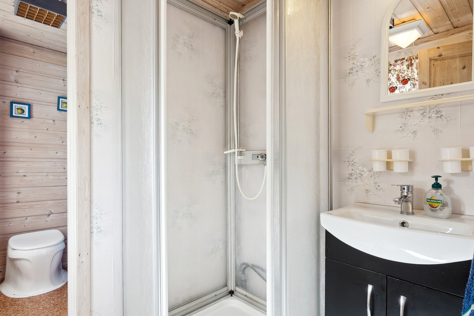 Badet med toalettrom i bakgrunnen Galleribilde