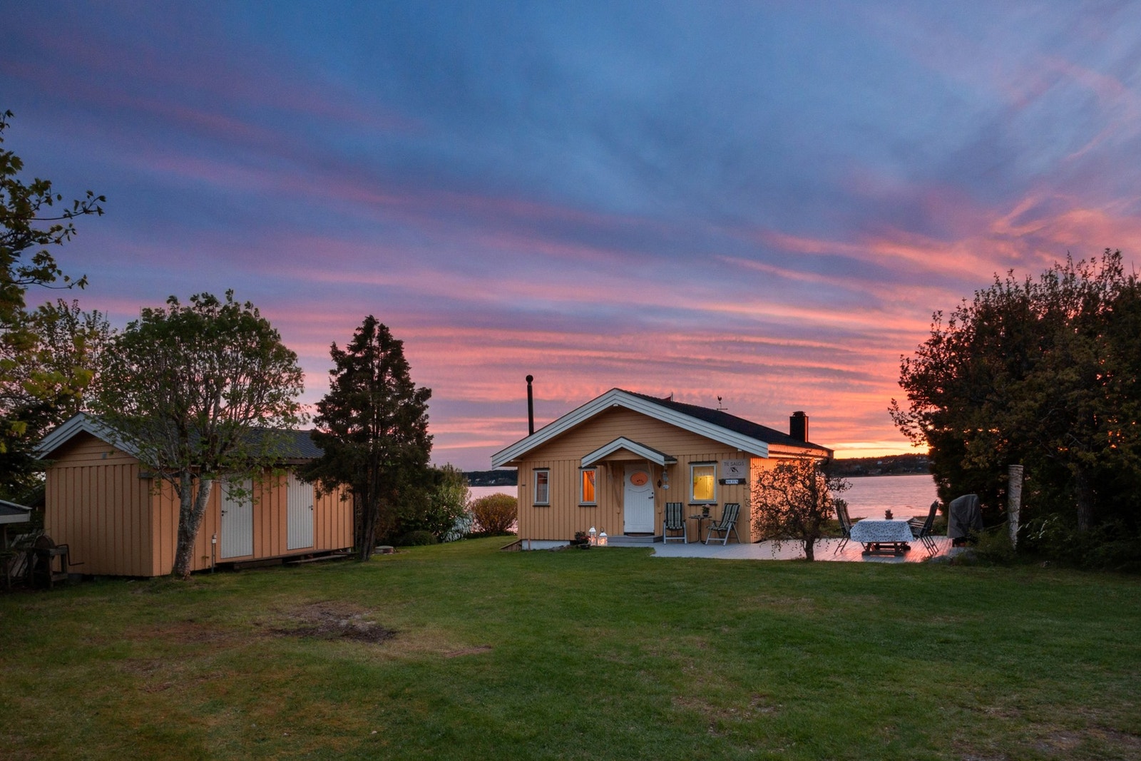 Eiendommen har et innbydende og velholdt uteområde på en 1 080 kvm festet tomt Galleribilde