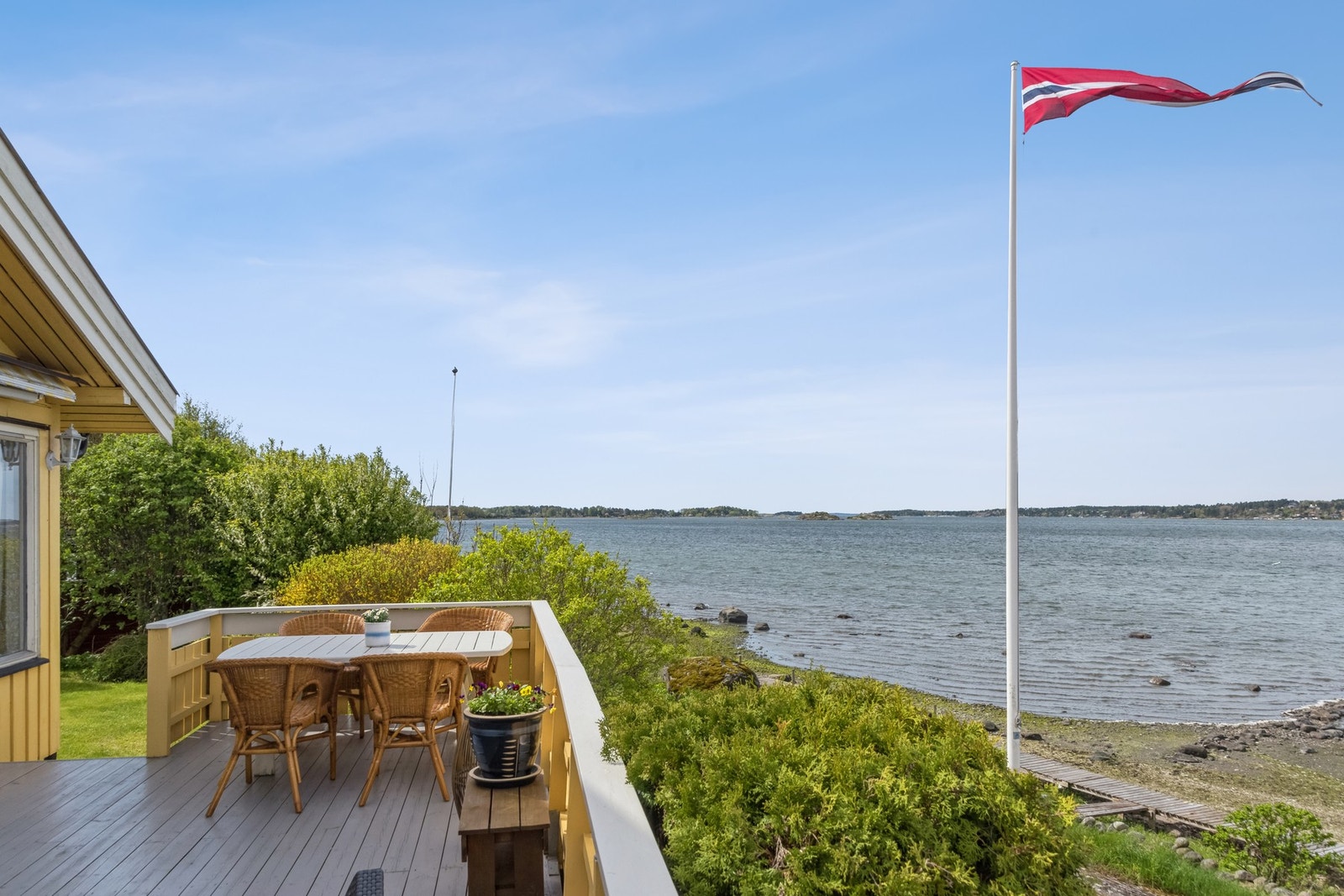 Vestvendt og solrik beliggenhet med fantastisk utsikt over Kurefjorden Galleribilde