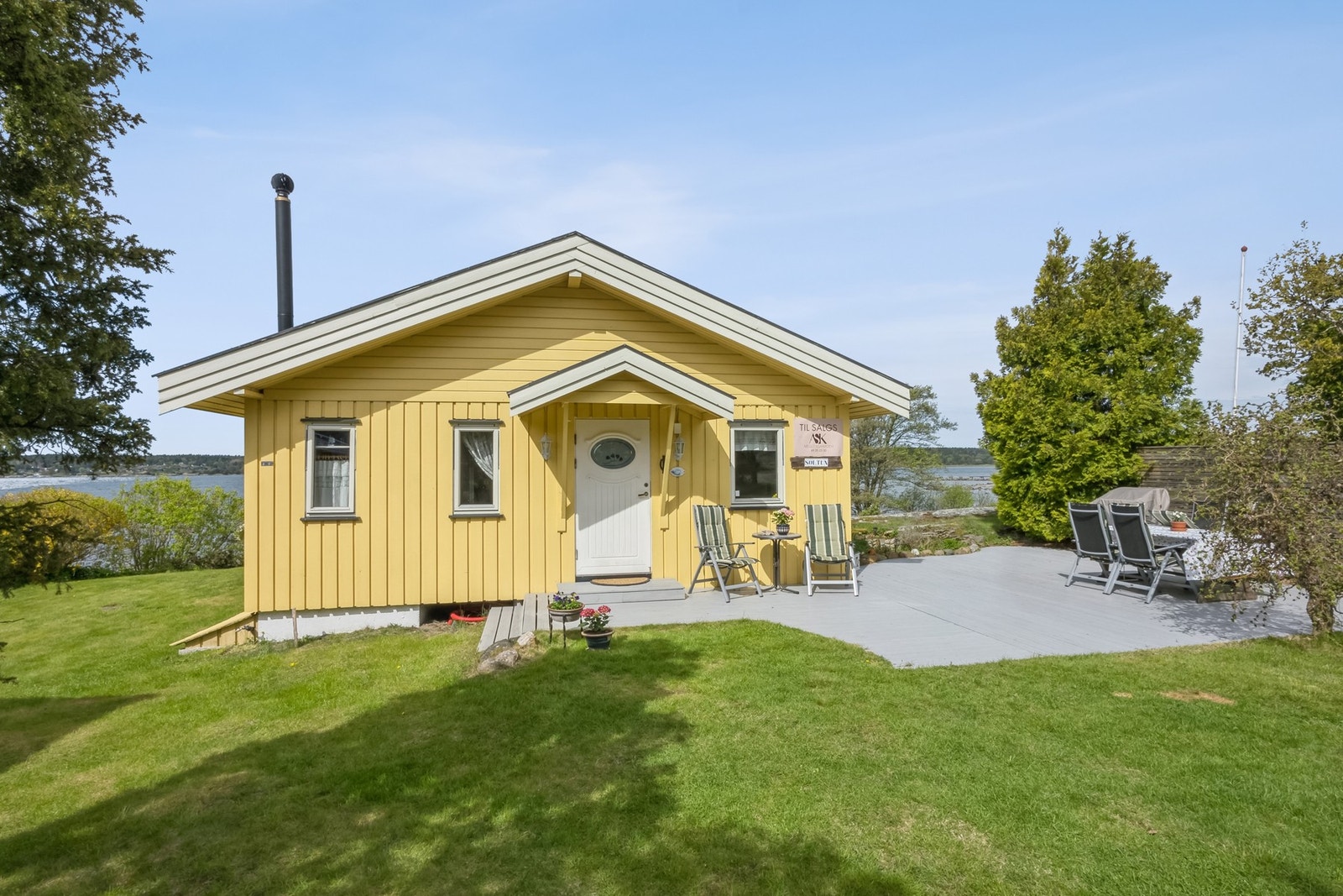 Ved inngangspartiet har du en hyggelig markterrasse med fine solforhold Galleribilde