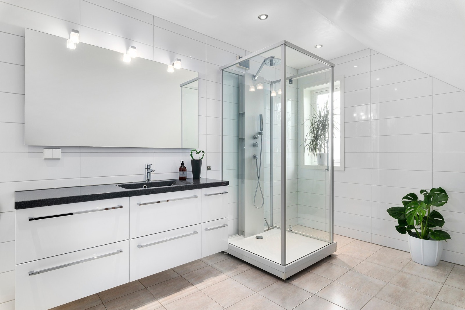 Badet er oppusset i 2012 og har dobbelt elpunkt ved speilet og kabinett. Legg merke til plassen på benkeplaten. Galleribilde