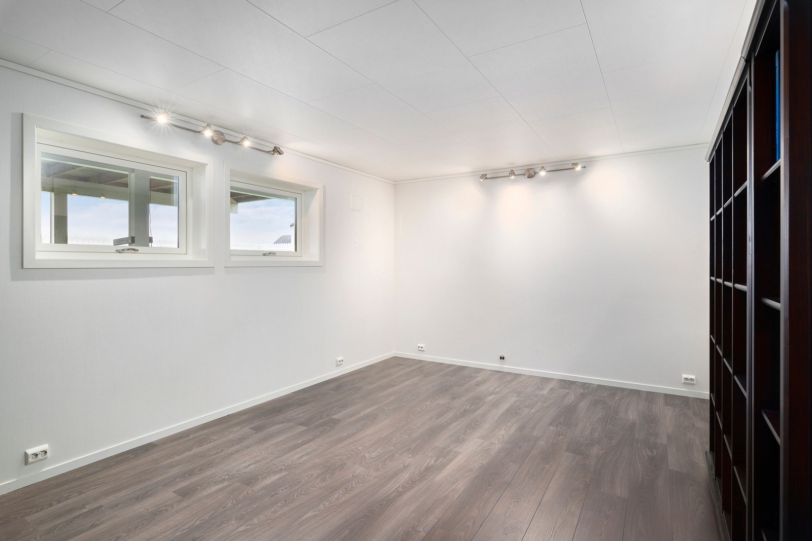 Kjellerstue med enstavs ask parkett på gulv. Legg også merke til alle elpunktene. Rommet har lydhimlig og vegg mot innredet rom er lydisolert. Galleribilde