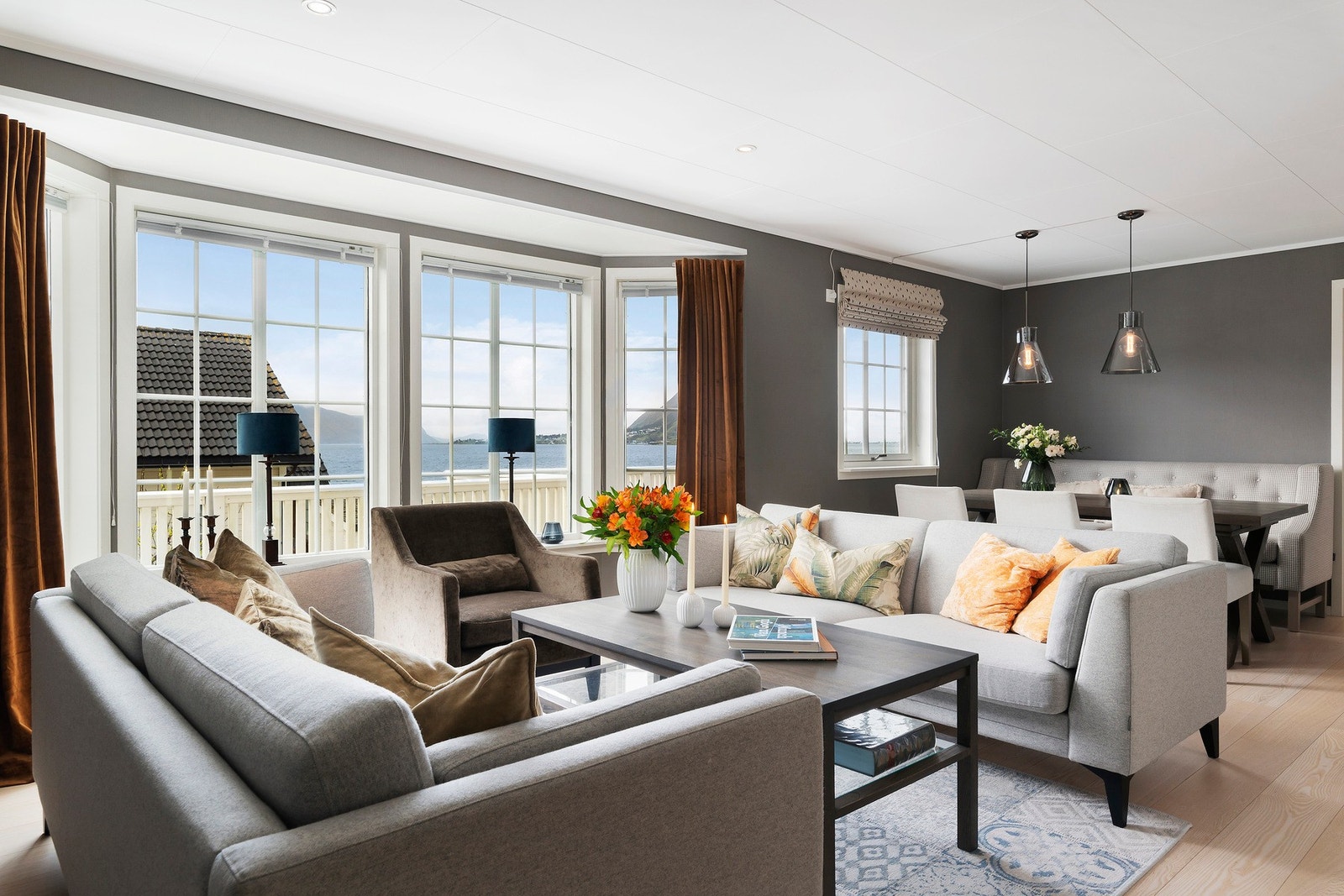 Dette er en bolig som har gunstige kvaliteter, både med planløsning, bruksområde og materialvalg og selvsagt det estetiske preget. Galleribilde