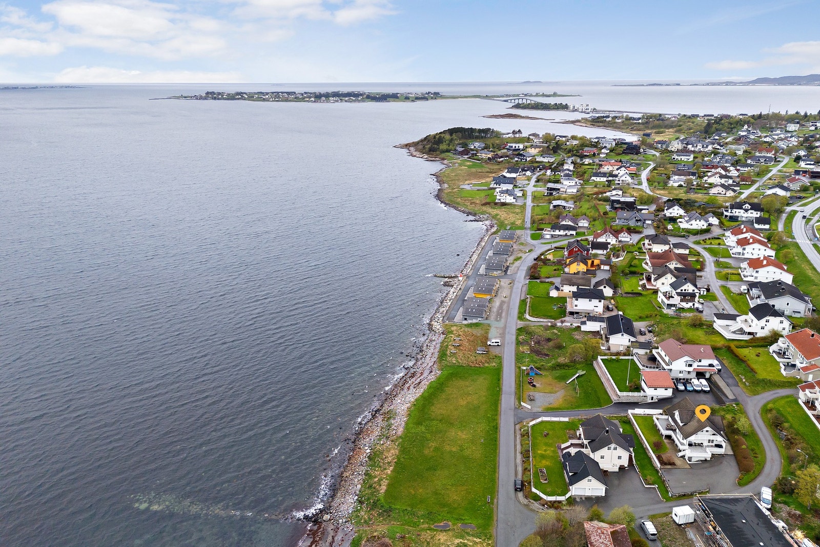 Med nærhet til sjøen kan du se frem til spektakulære solnedganger og nordlys. Galleribilde