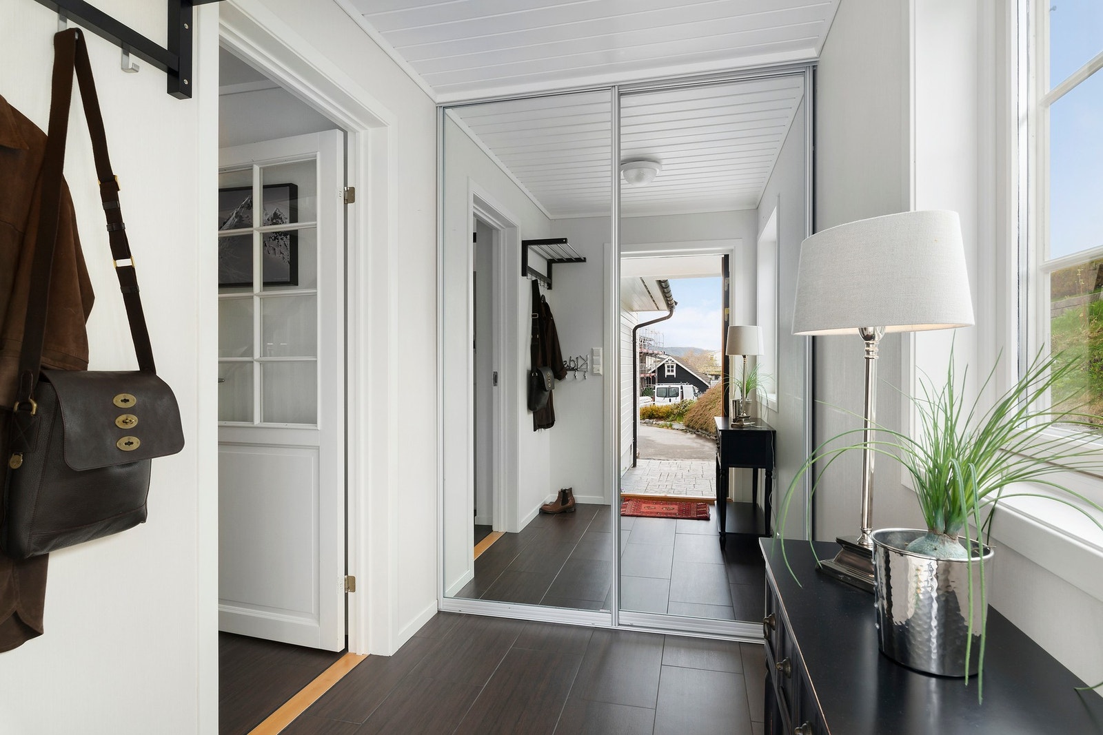 Velkommen inn i vindfanget, her er det skyvedørsgarderobe med speilfronter fra 2016. og i gulvet er det varmekabler. Galleribilde