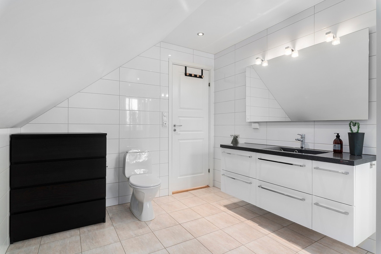 Romslig bad og med lekre Ice-kube lyspunkt over speilet Galleribilde