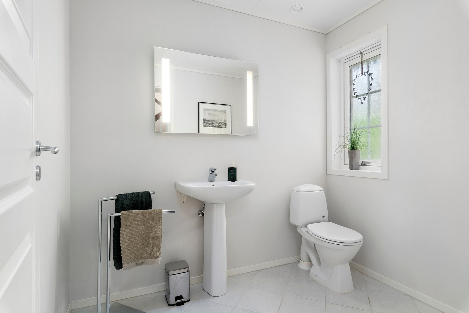 I hovedetasjen finner man et praktisk toalettrom, legg merke til at det er frostet glass i vinduet. Her er det sluk i gulvet og har tidligere vært dusj i rommet. Galleribilde